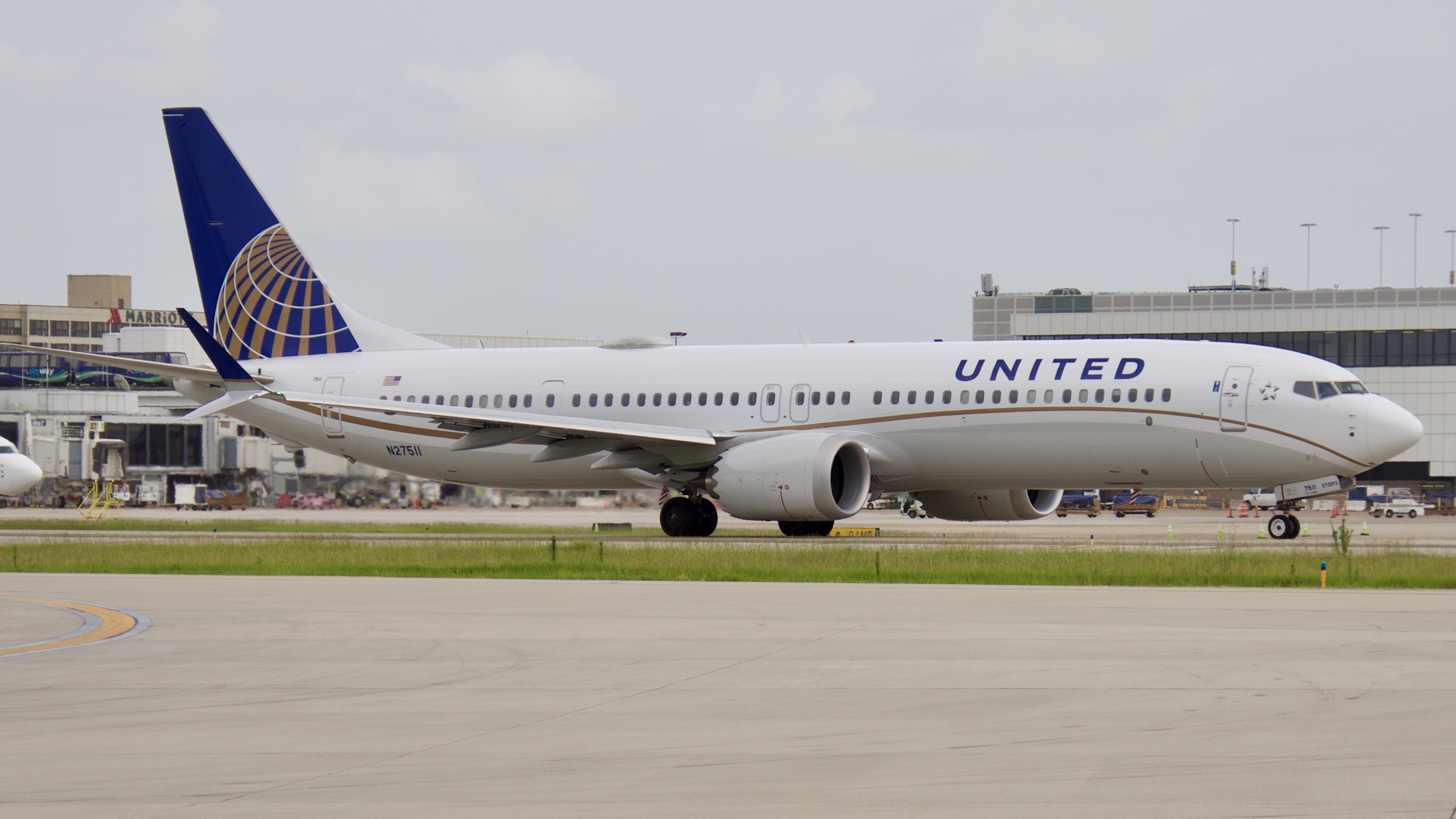 Full size: United Airlines Boeing 737 MAX 9 N27511 at Houston-George Bush Intercontinental Airport