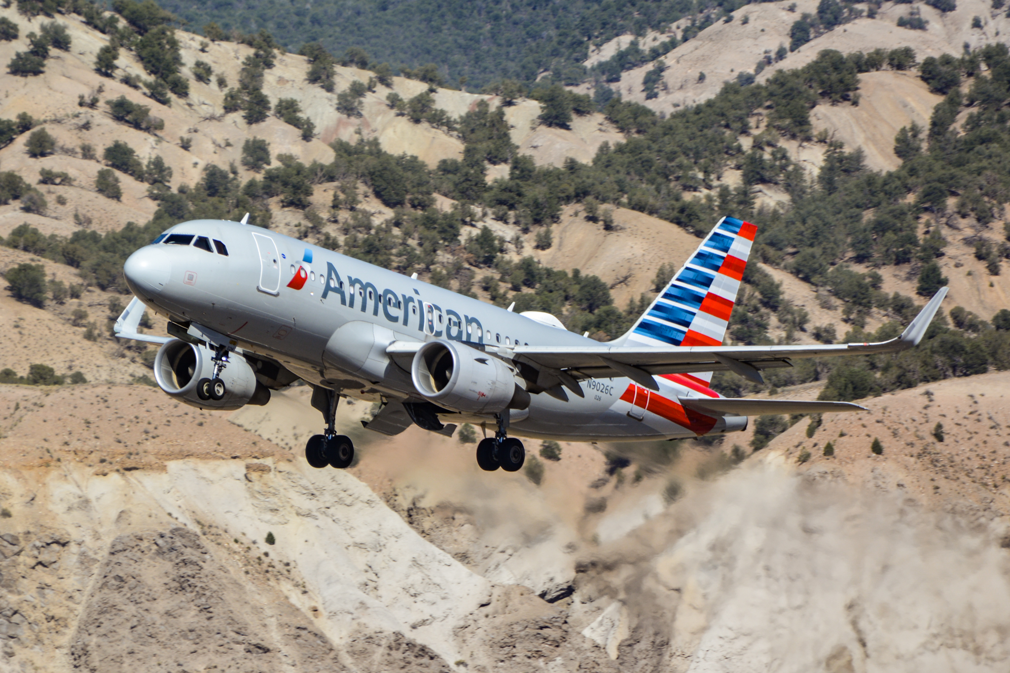 Full size: American Airlines Airbus A319 N9026C at Eagle County Regional Airport