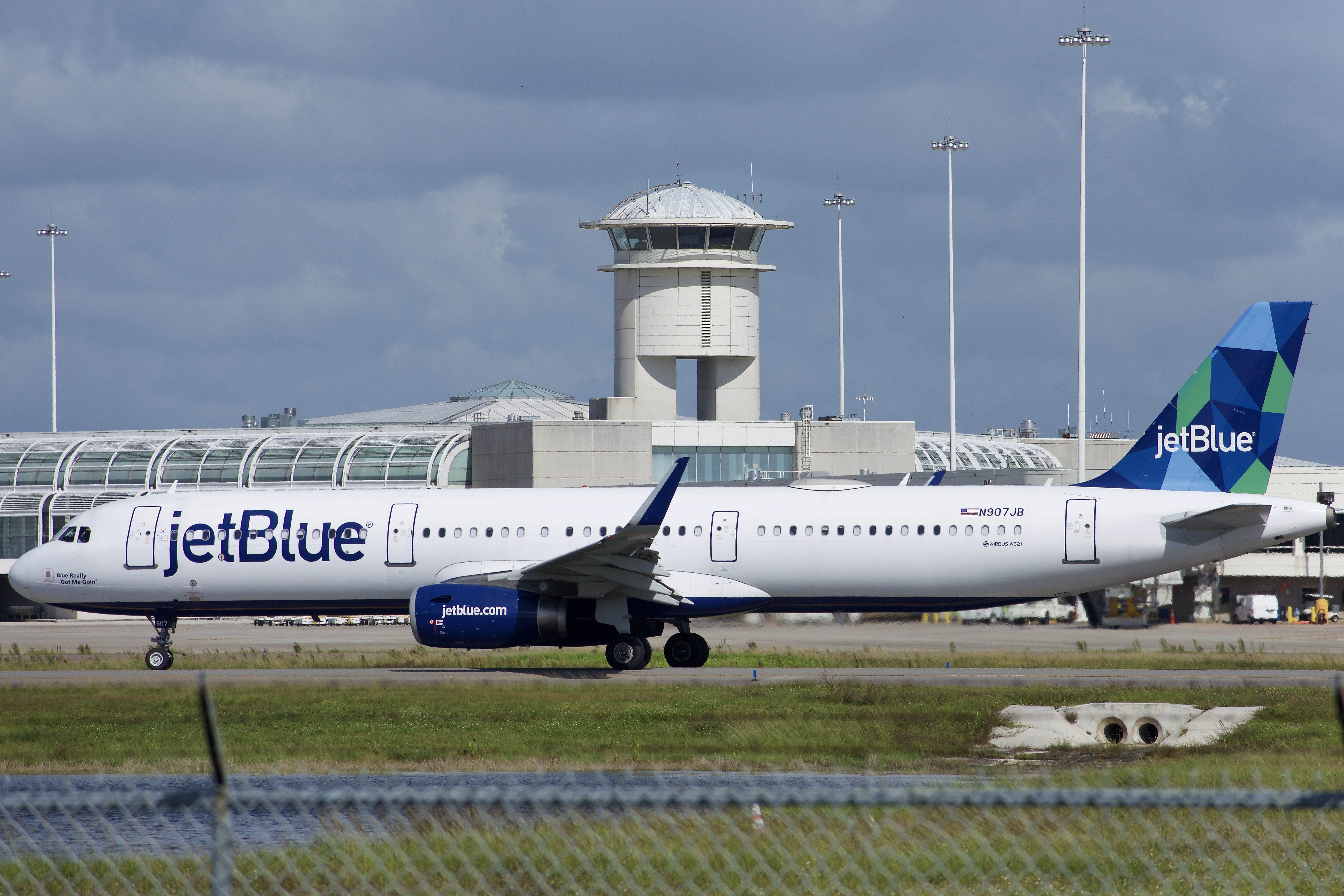 Full size: JetBlue Airways Airbus A321-200 N907JB at Orlando International Airport