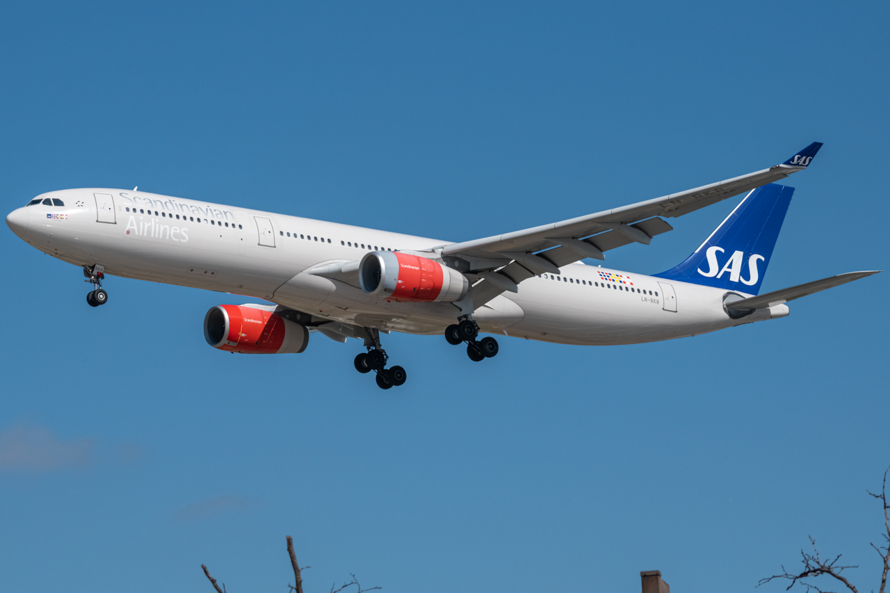Full size: Scandinavian Airlines Airbus A330-300 LN-RKR at Chicago O'Hare International Airport
