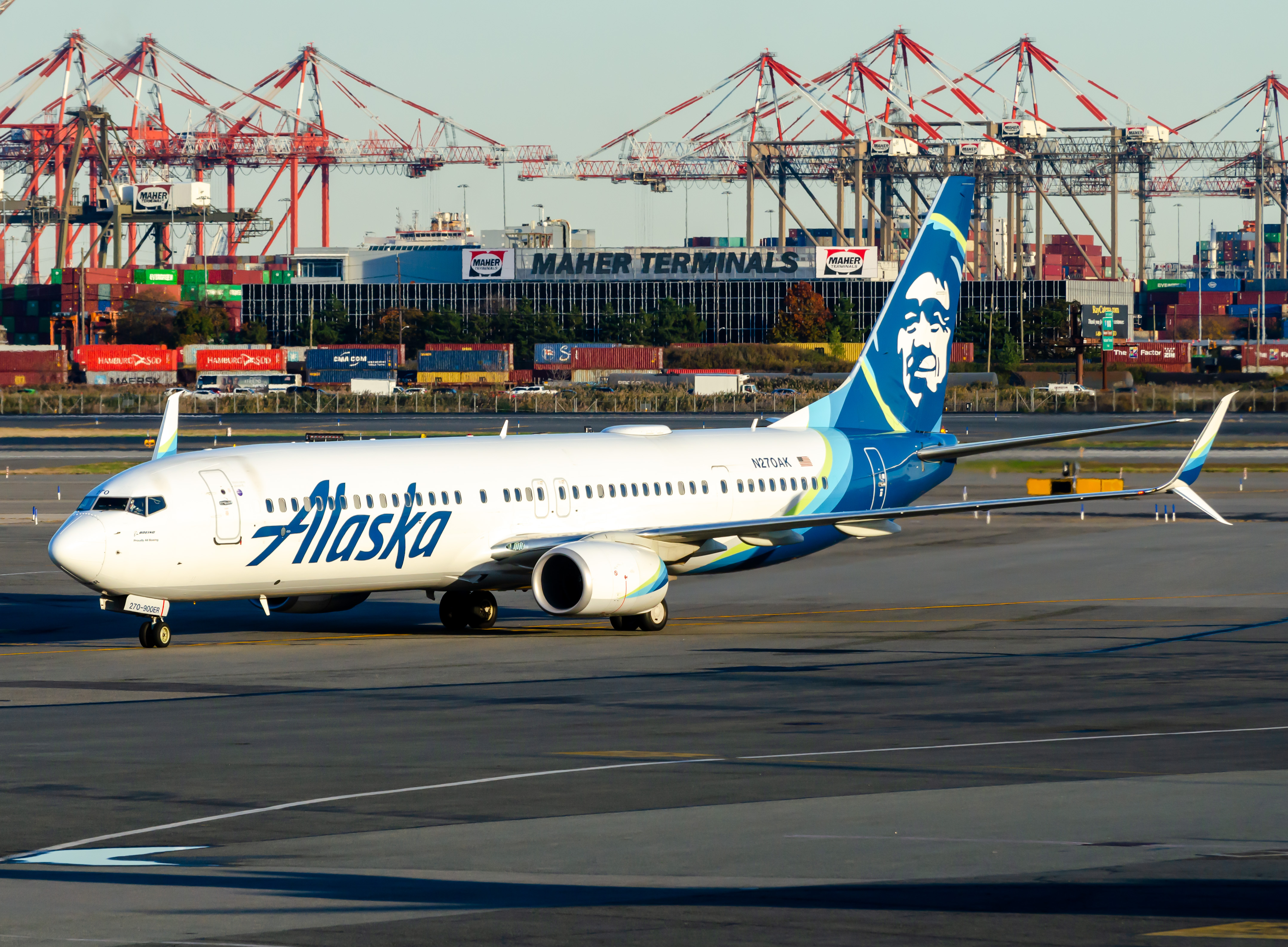 Full size: Alaska Airlines Boeing 737-900ER N270AK at Newark Liberty International Airport