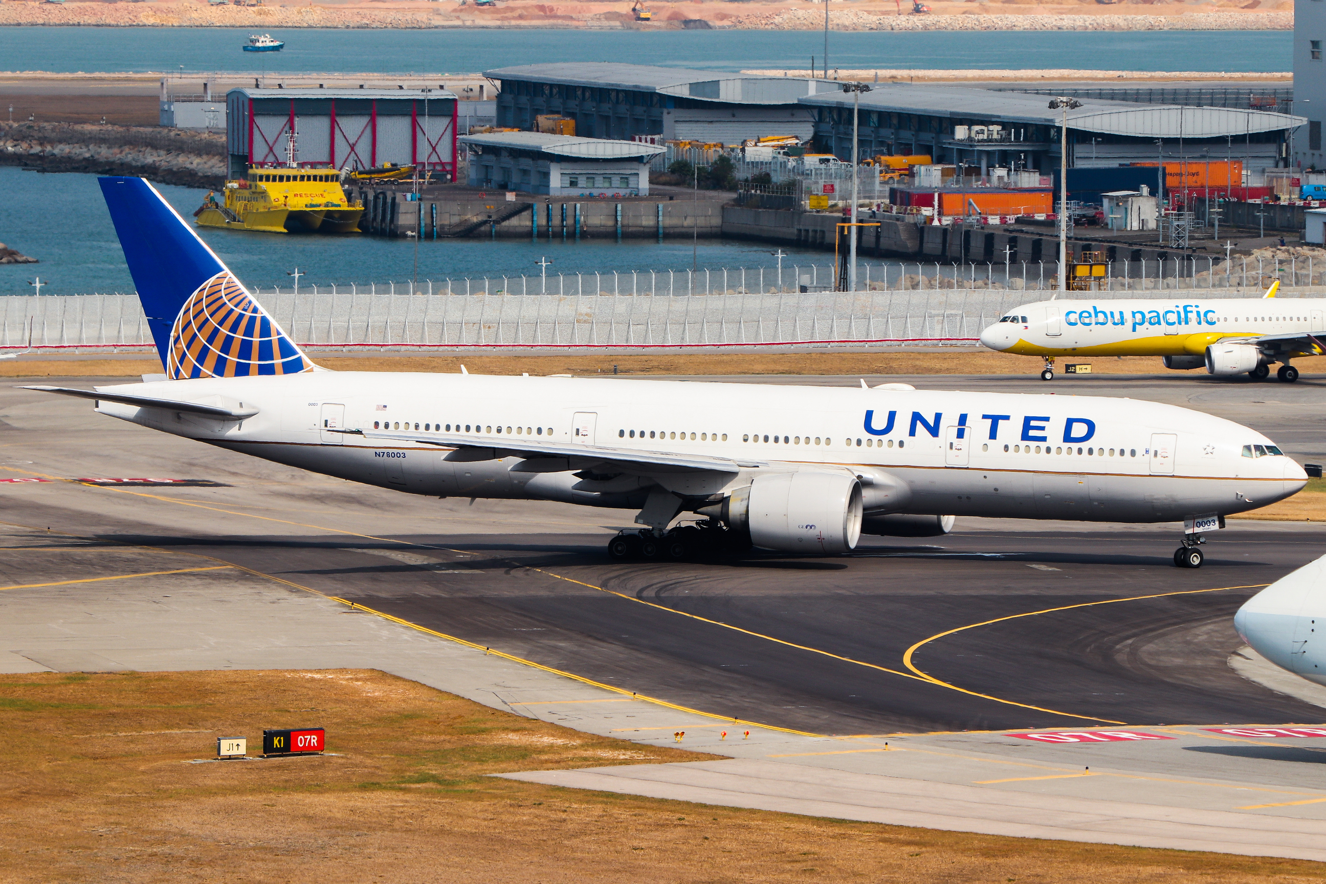 Full size: United Airlines  Boeing 777-200ER  N78003 at Hong Kong International Airport