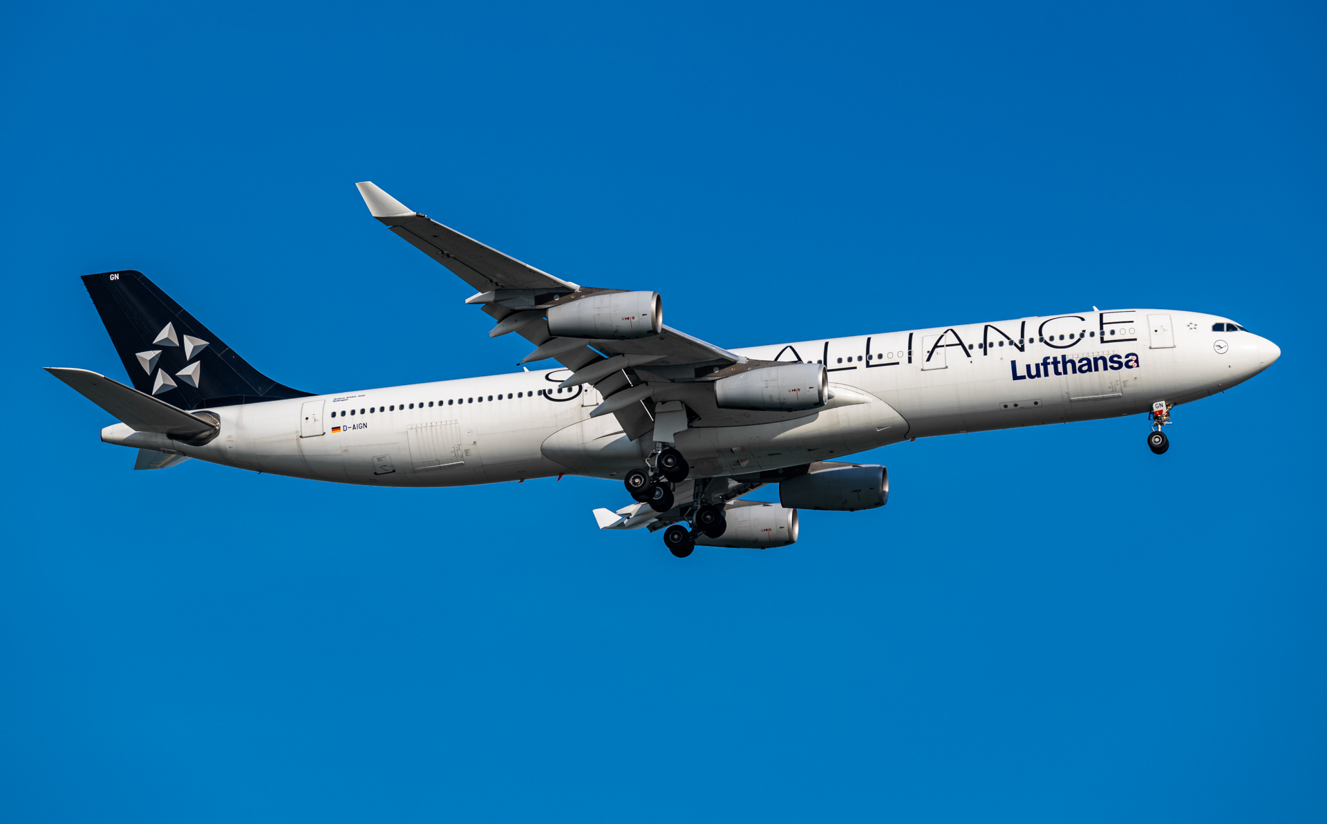 Full size: Lufthansa Airbus A340-300 D-AIGN at Singapore-Changi Airport
