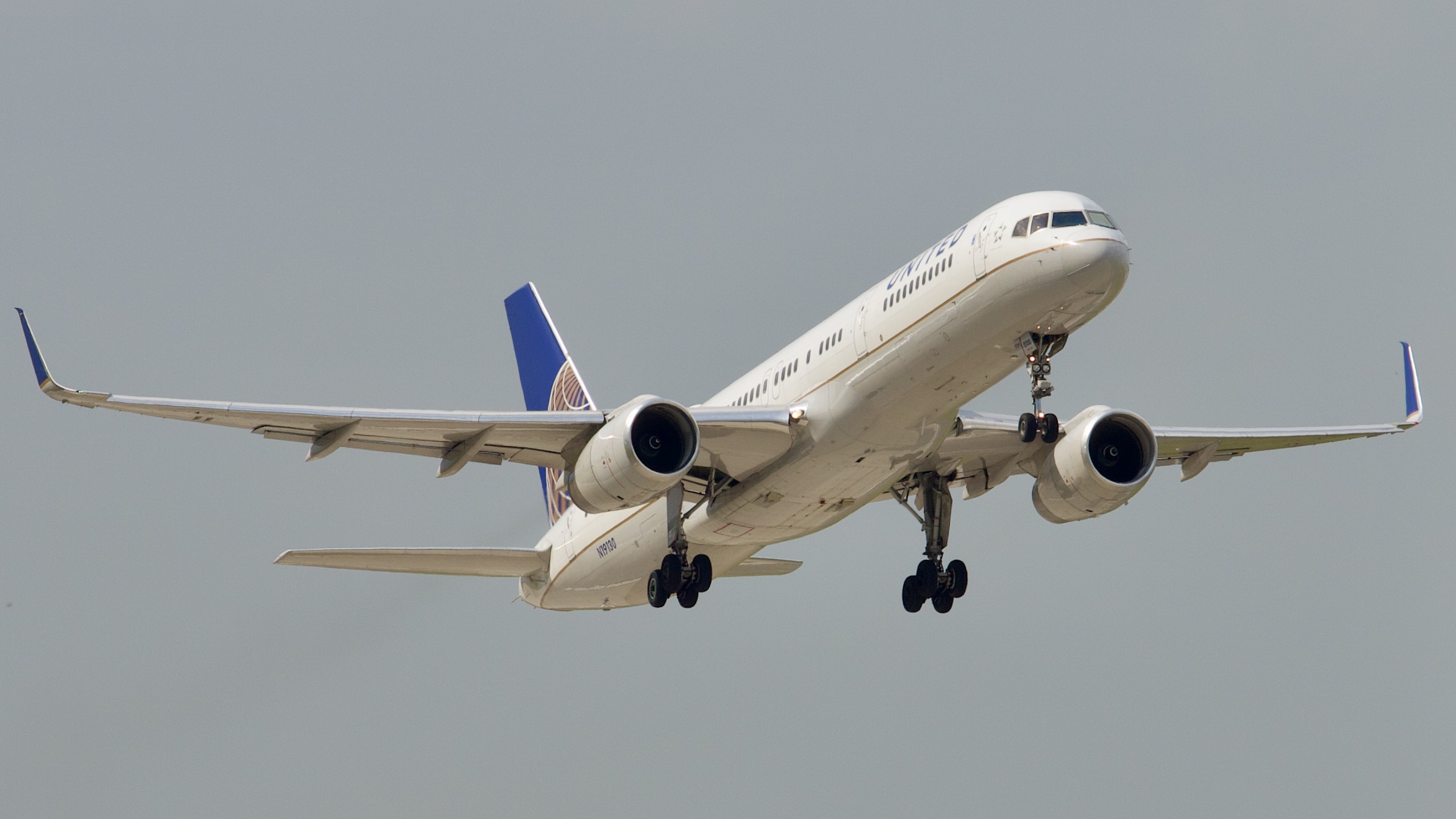 Full size: United Airlines Boeing 757-200 N19130 at Houston-George Bush Intercontinental Airport
