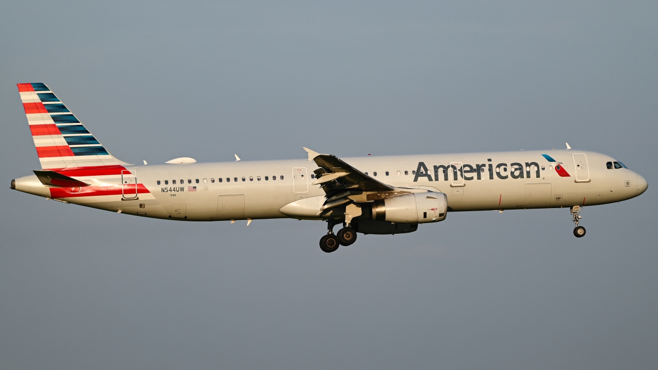 Full size: American Airlines Airbus A321-200 N544UW at Dallas-Fort Worth International Airport