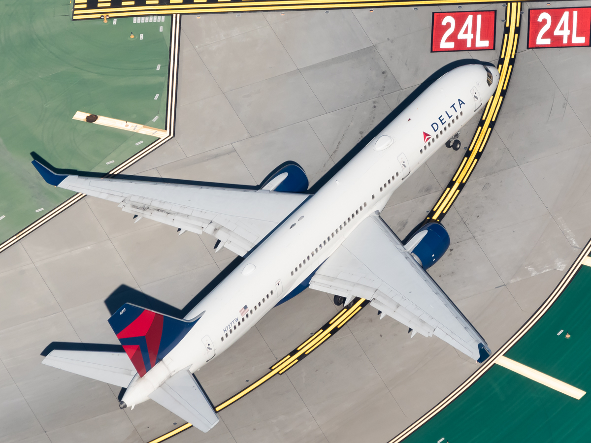 Full size: Delta Airlines Boeing 757-200 N727TW at Los Angeles International Airport
