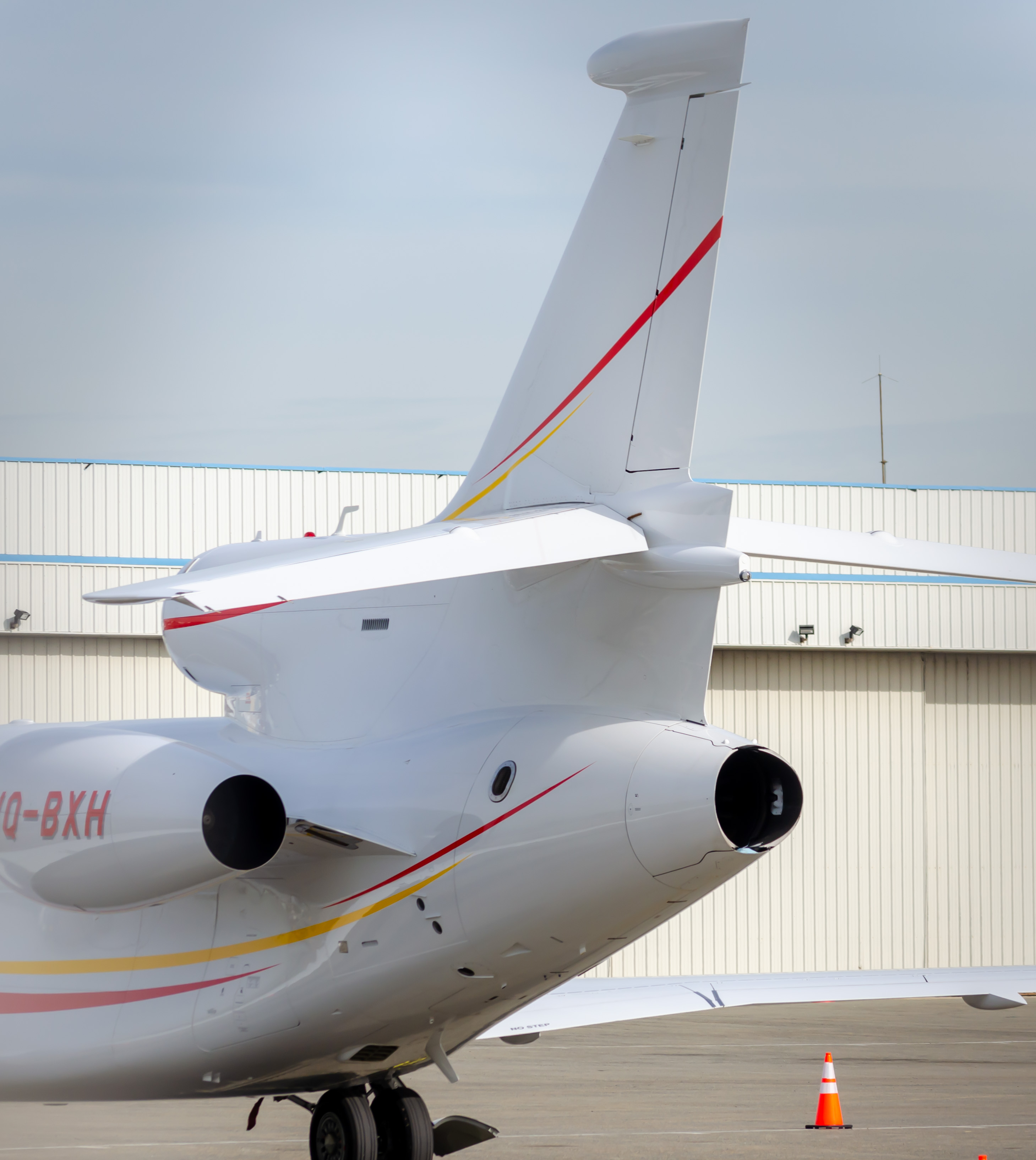 Full size: PRIVATE dasssault Falcon 8X VQ-BXH at Newark Liberty International Airport