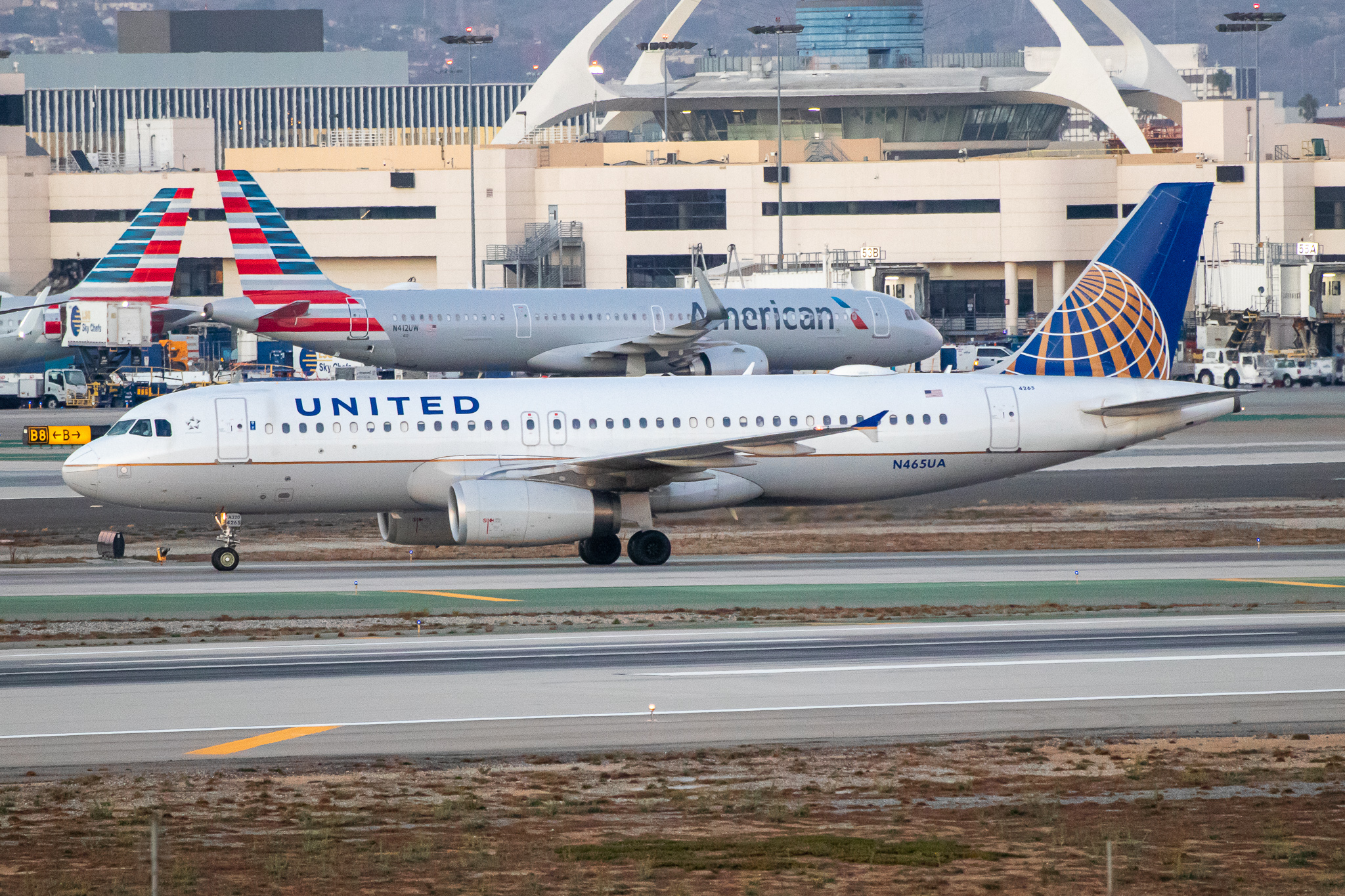 Full size: United Airlines Airbus A320 N465UA at Los Angeles International Airport