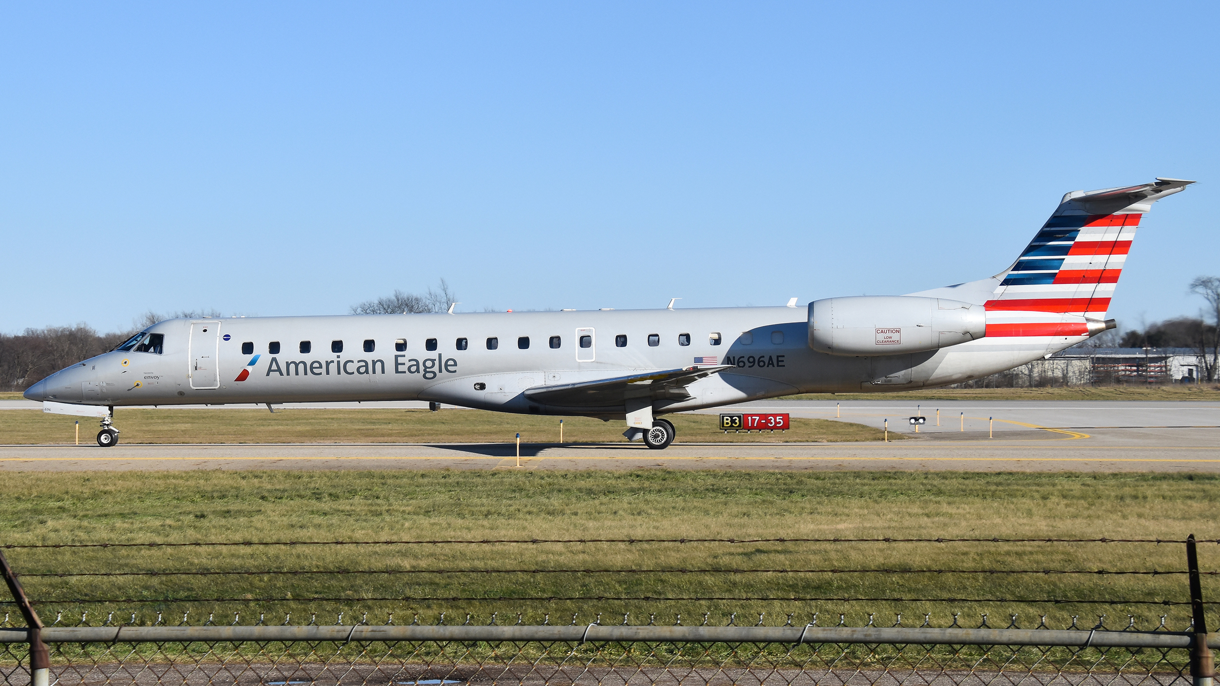 Full size: American Eagle Embraer ERJ145 N696AE at Kalamazoo Battle Creek International Airport