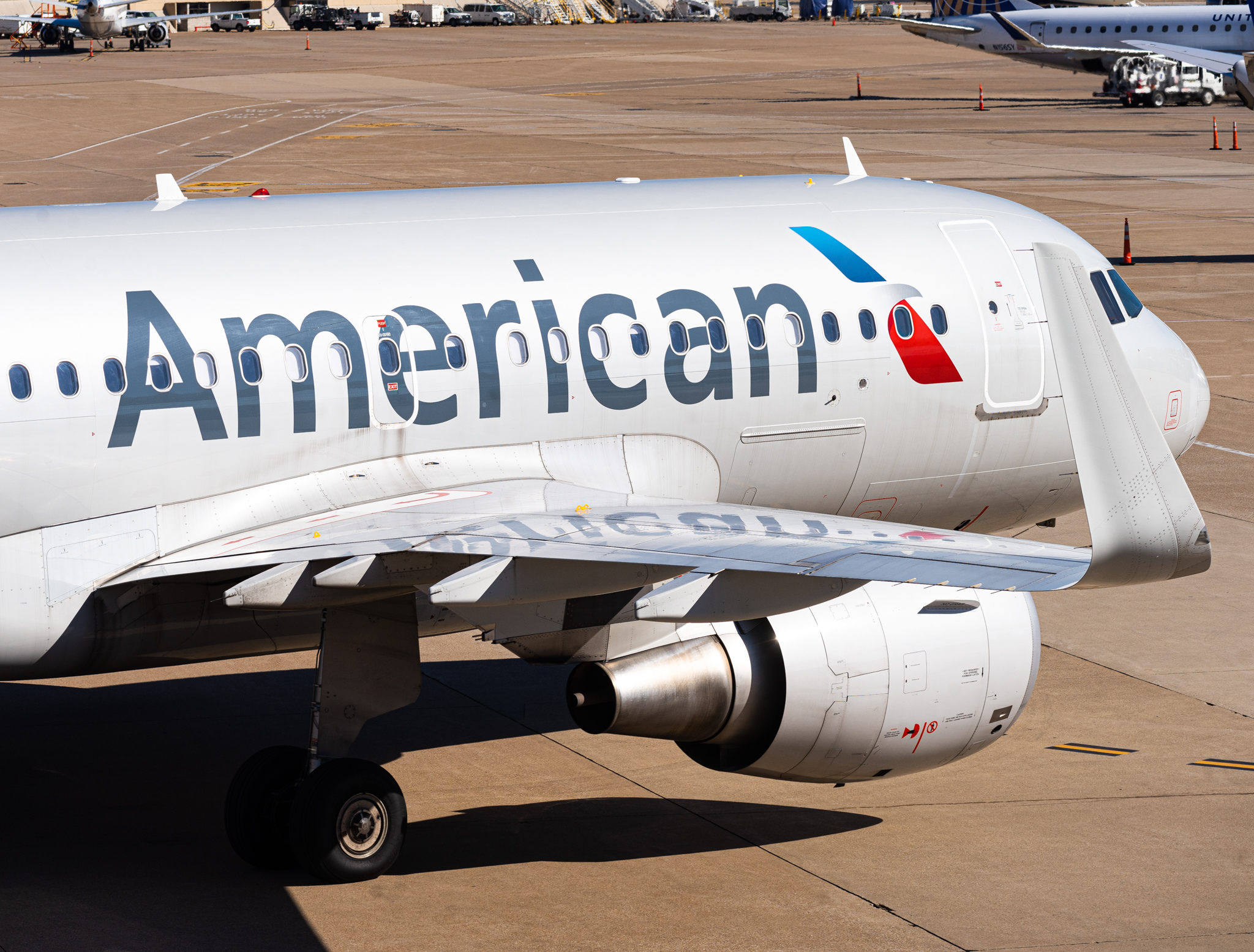 Full size: American Airlines Airbus A319 N9002U at Dallas-Fort Worth International Airport