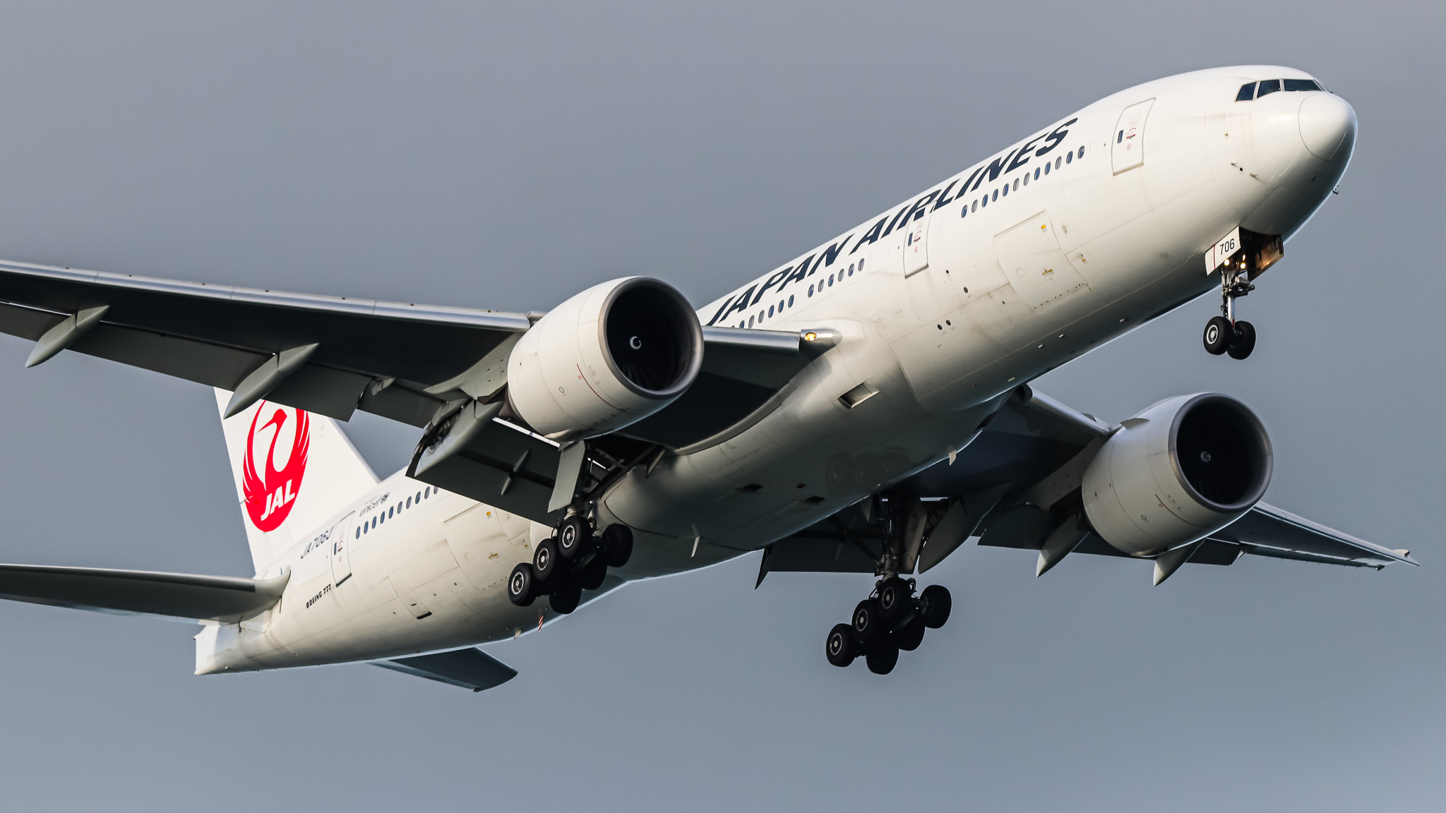 Full size: Japan Airlines Boeing 777-246(ER) JA706J at Singapore-Changi Airport