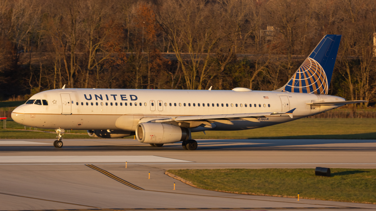 Full size: United Airlines Airbus A320 N416UA at John Glenn Columbus International Airport