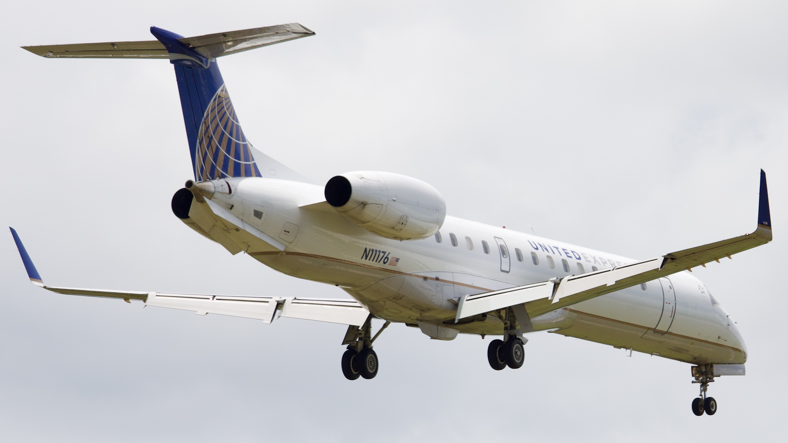 Full size: United Express Embraer ERJ145 N11176 at Houston-George Bush Intercontinental Airport