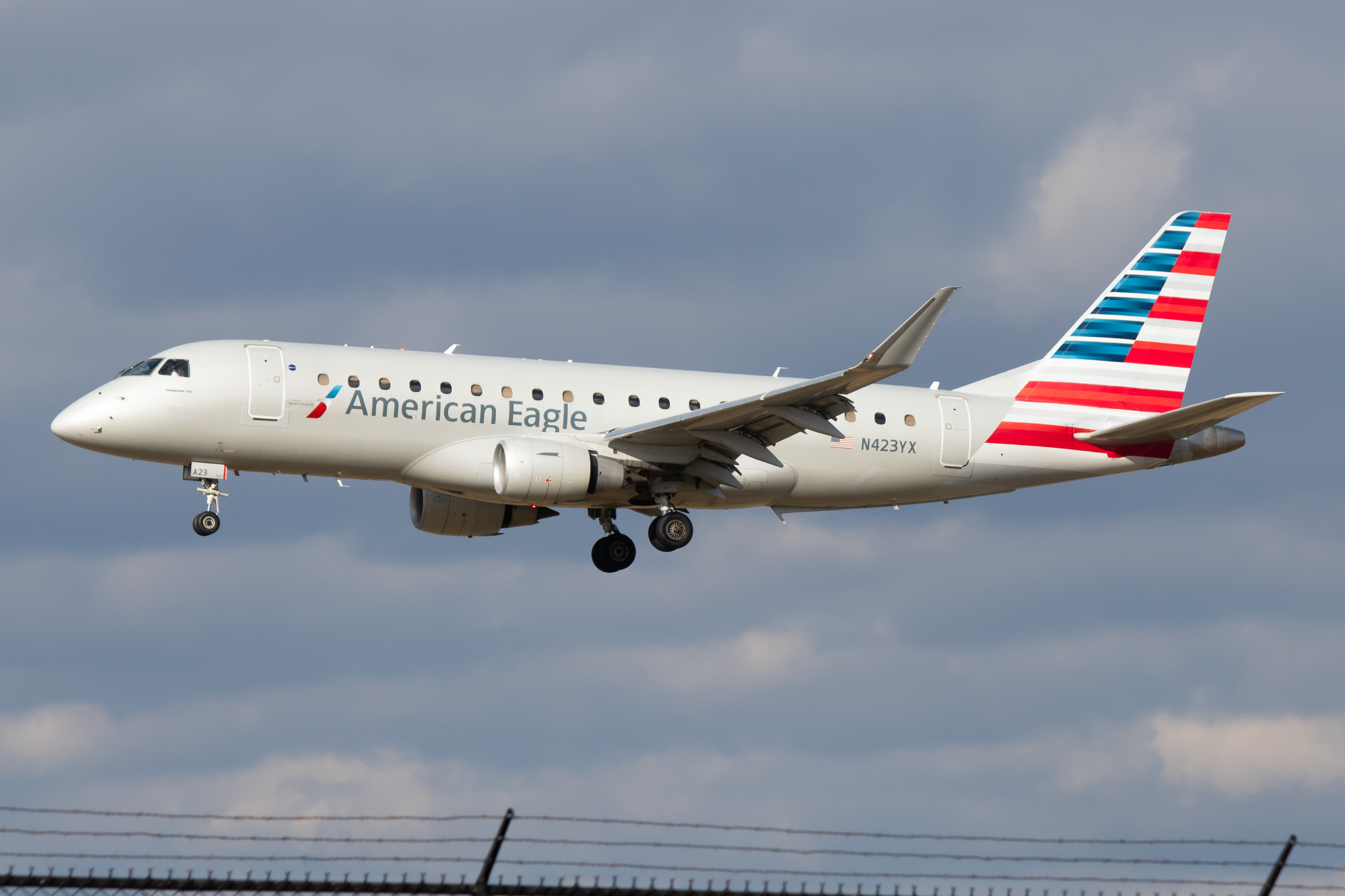 Full size: American Eagle Embraer E175 N423YX at Philadelphia International Airport