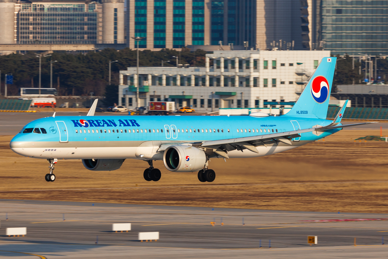 Full size: Korean Air Airbus A321NEO HL8509 at Seoul-Incheon International Airport