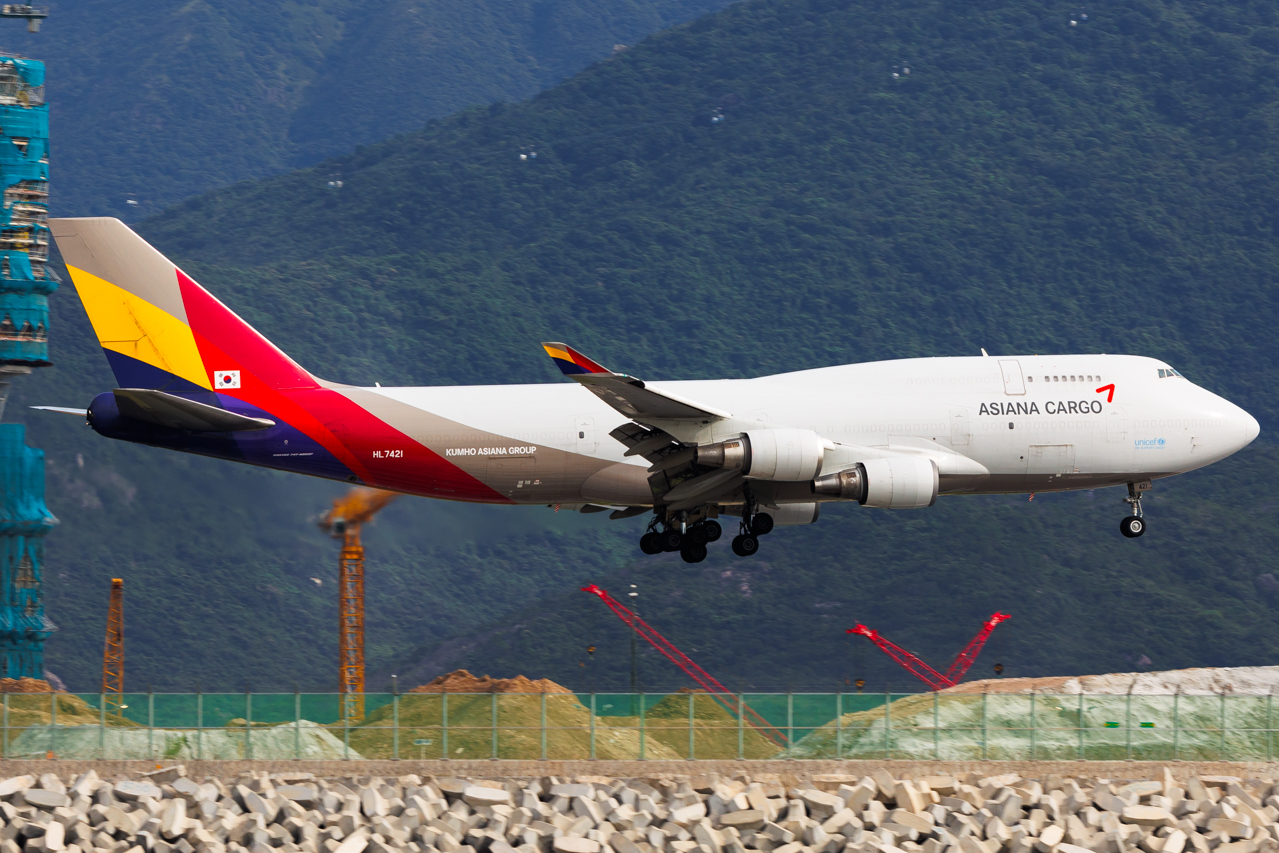 Full size: Asiana Airlines Cargo Boeing 747-400F HL7421 at Hong Kong International Airport