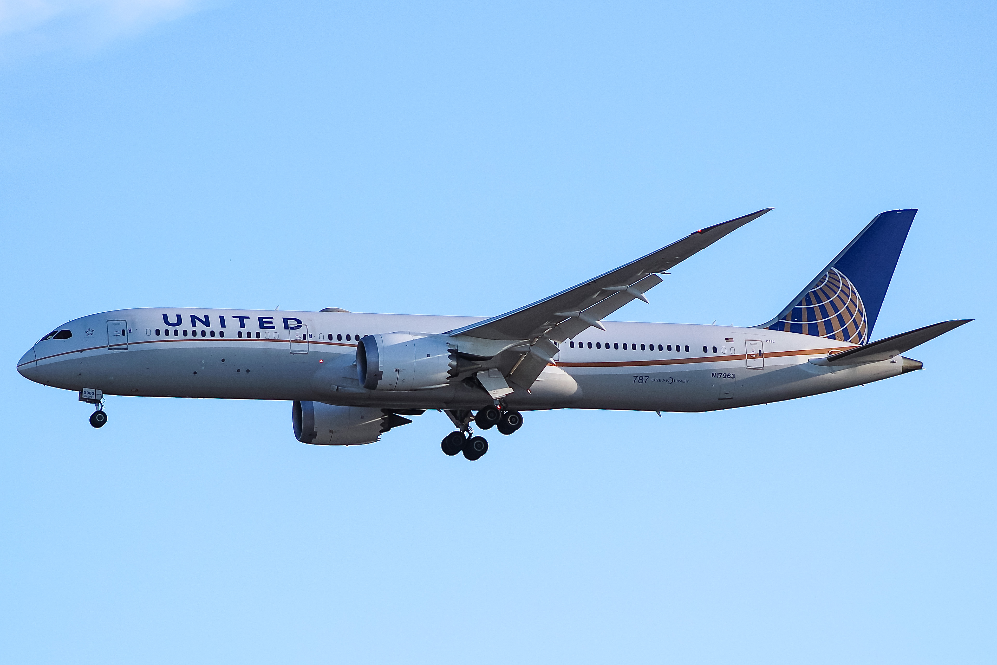 Full size: United Airlines Boeing 787-9 N17963 at Chicago O'Hare International Airport