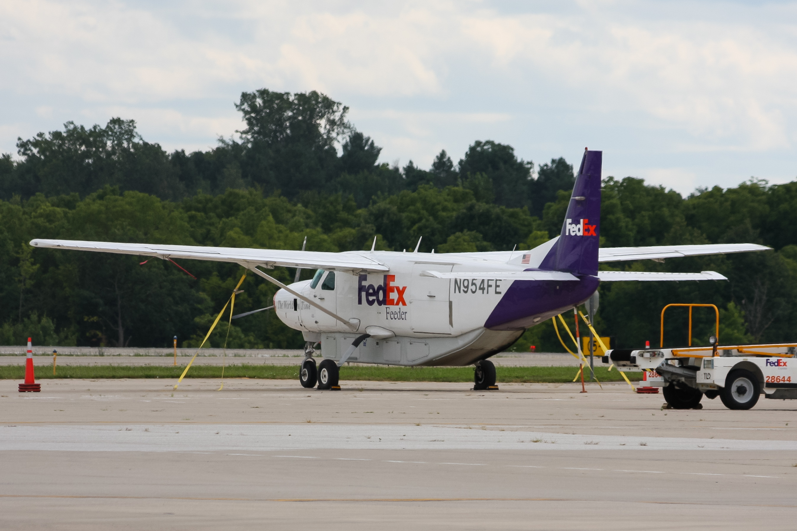 Full size: FedEx Cessna 208 Caravan N954FE at Flint Bishop International Airport
