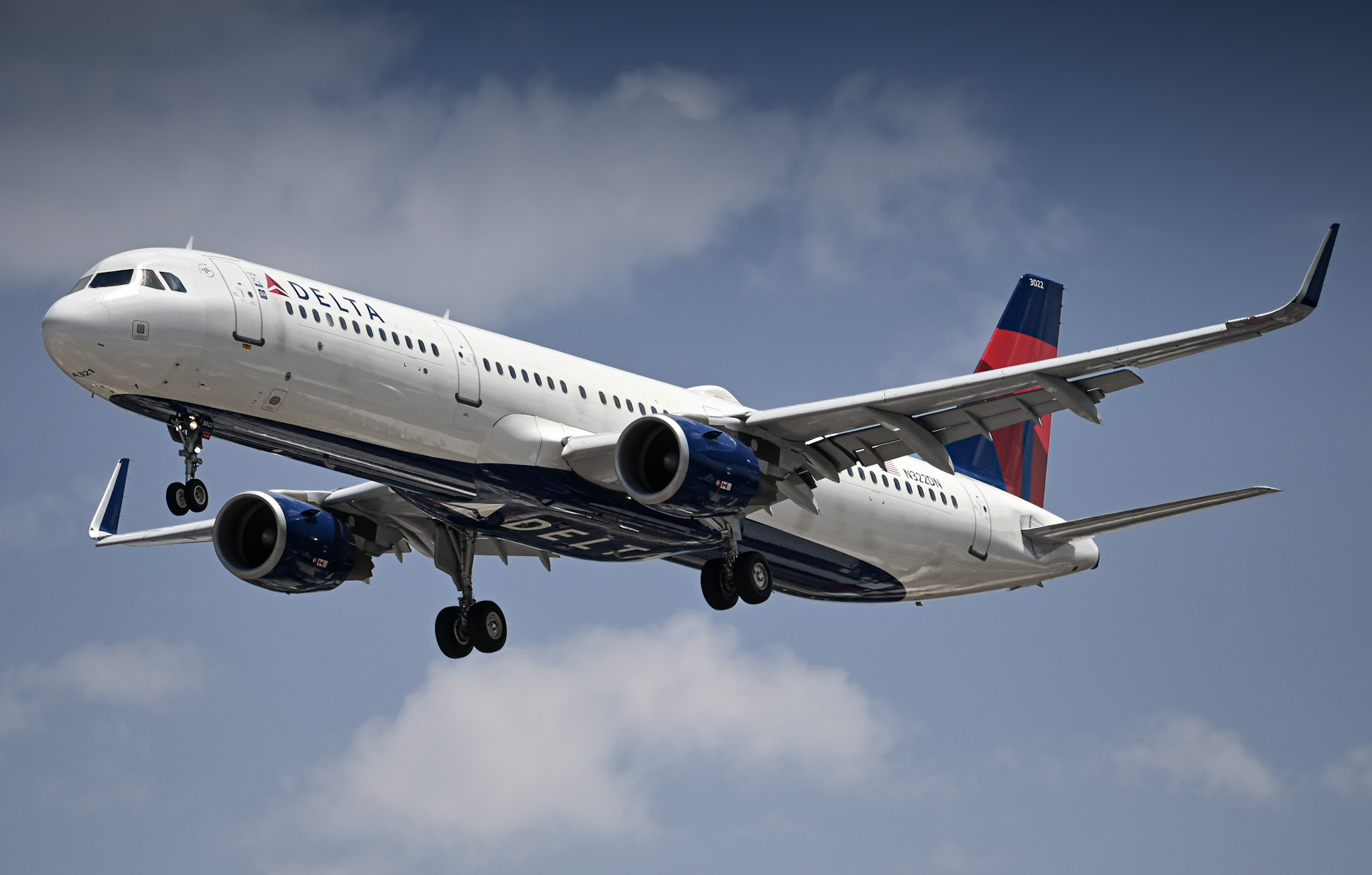 Full size: Delta Airlines Airbus A321-200 N322DN at Mexico City International Airport