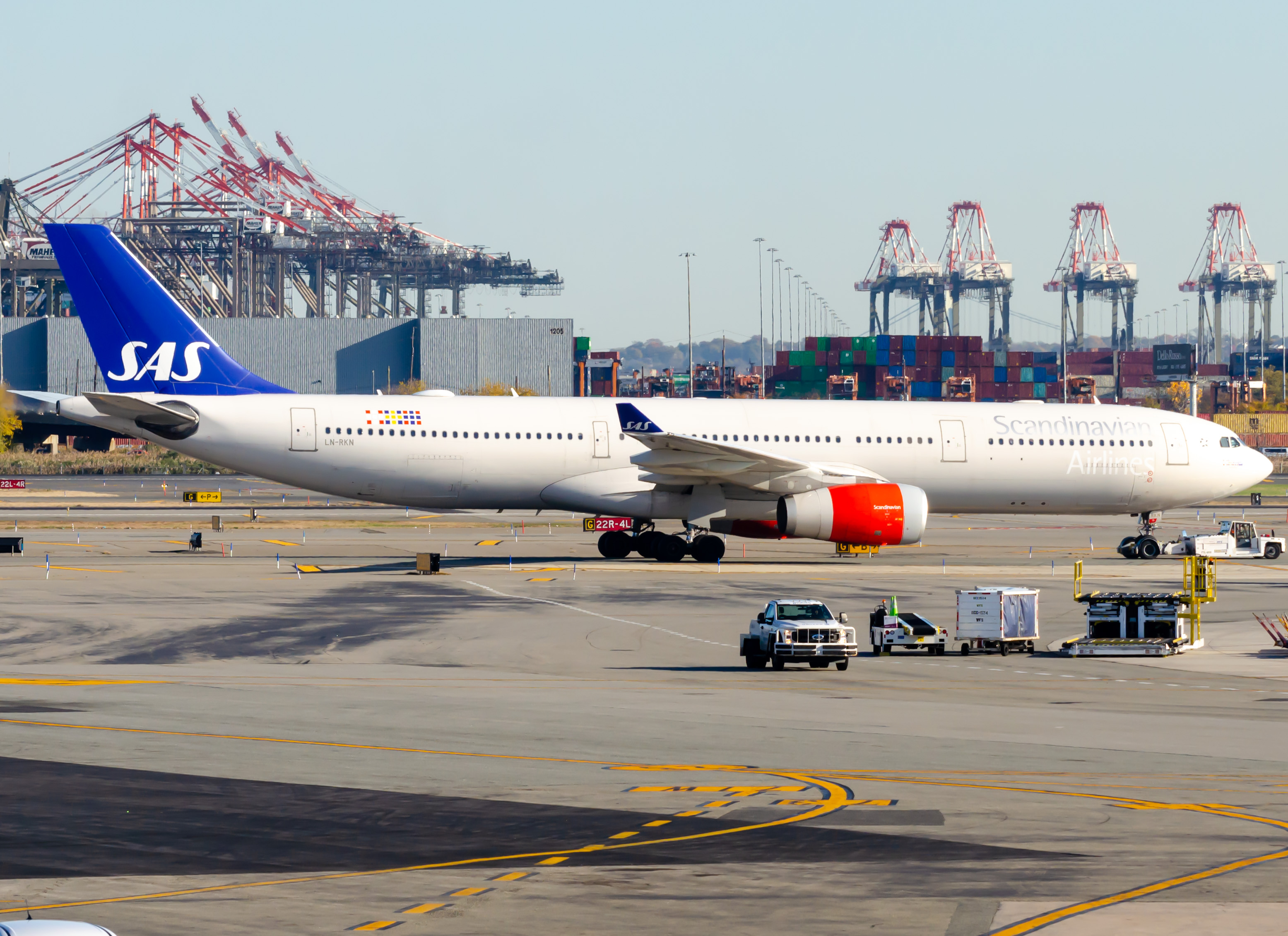 Full size: Scandinavian Airlines Airbus A330-300 LN-RKN  at Newark Liberty International Airport