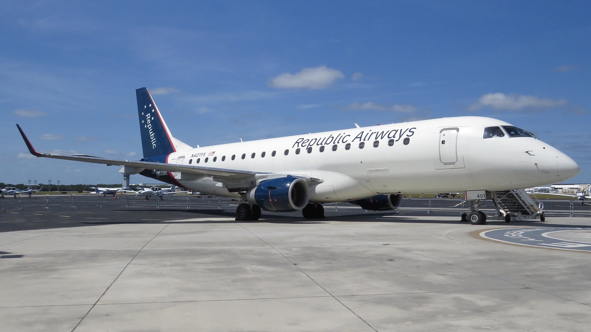 Full size: Republic Airways Embraer E175 N401YX at Daytona Beach International Airport