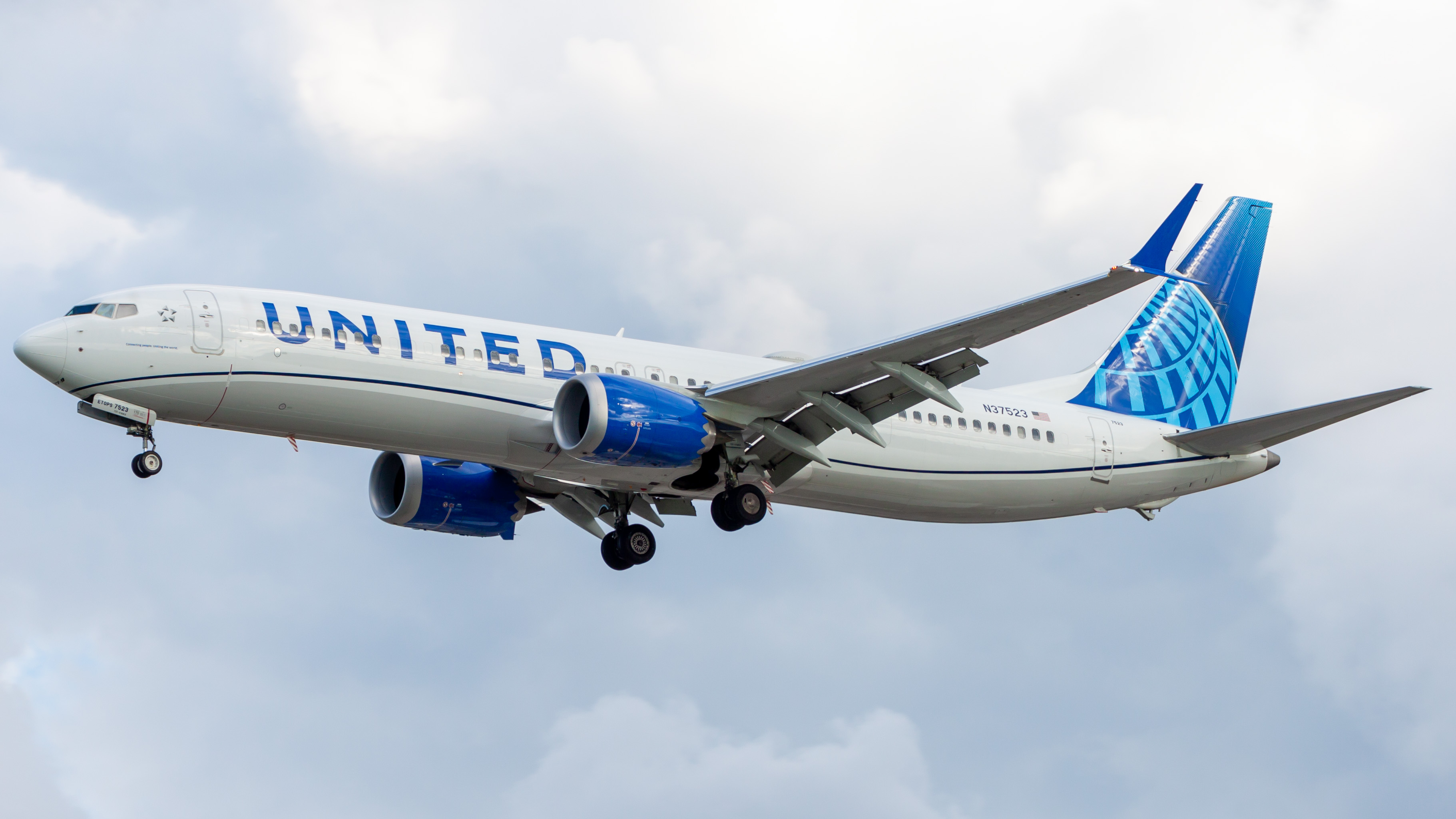 Full size: United Airlines Boeing 737 MAX 9 N37523 at Orlando International Airport