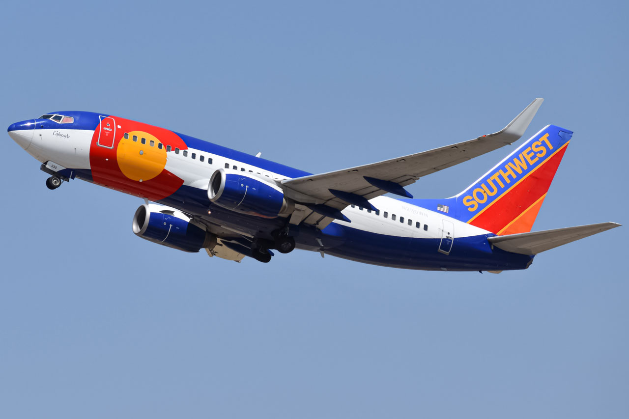 Full size: Southwest Airlines Boeing 737-700 N230WN at Denver International Airport