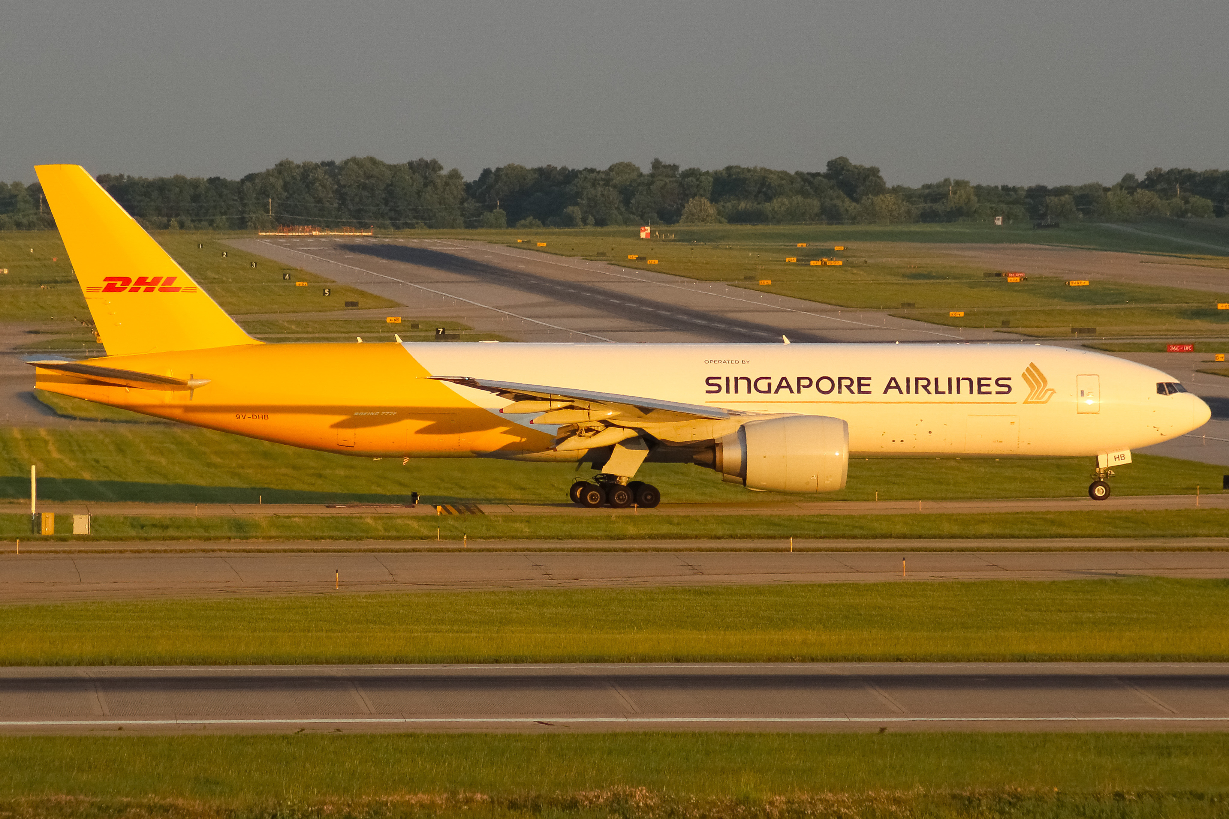 Full size: Singapore Airlines Cargo Boeing 777-200 9V-DHB at Cincinnati/Northern Kentucky International Airport