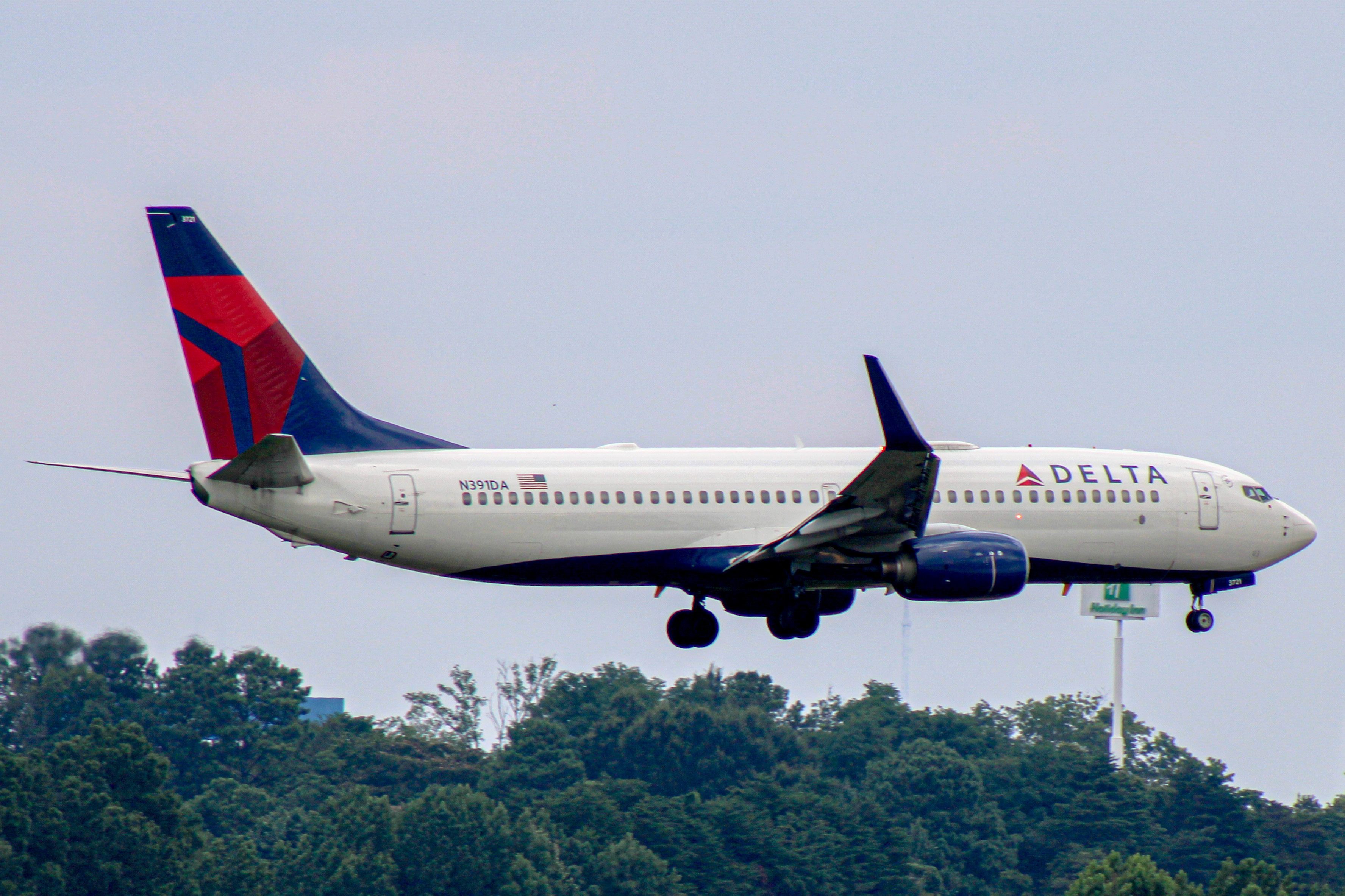 Full size: Delta Airlines Boeing 737-800 N391DA at Hartsfield-Jackson Atlanta International Airport