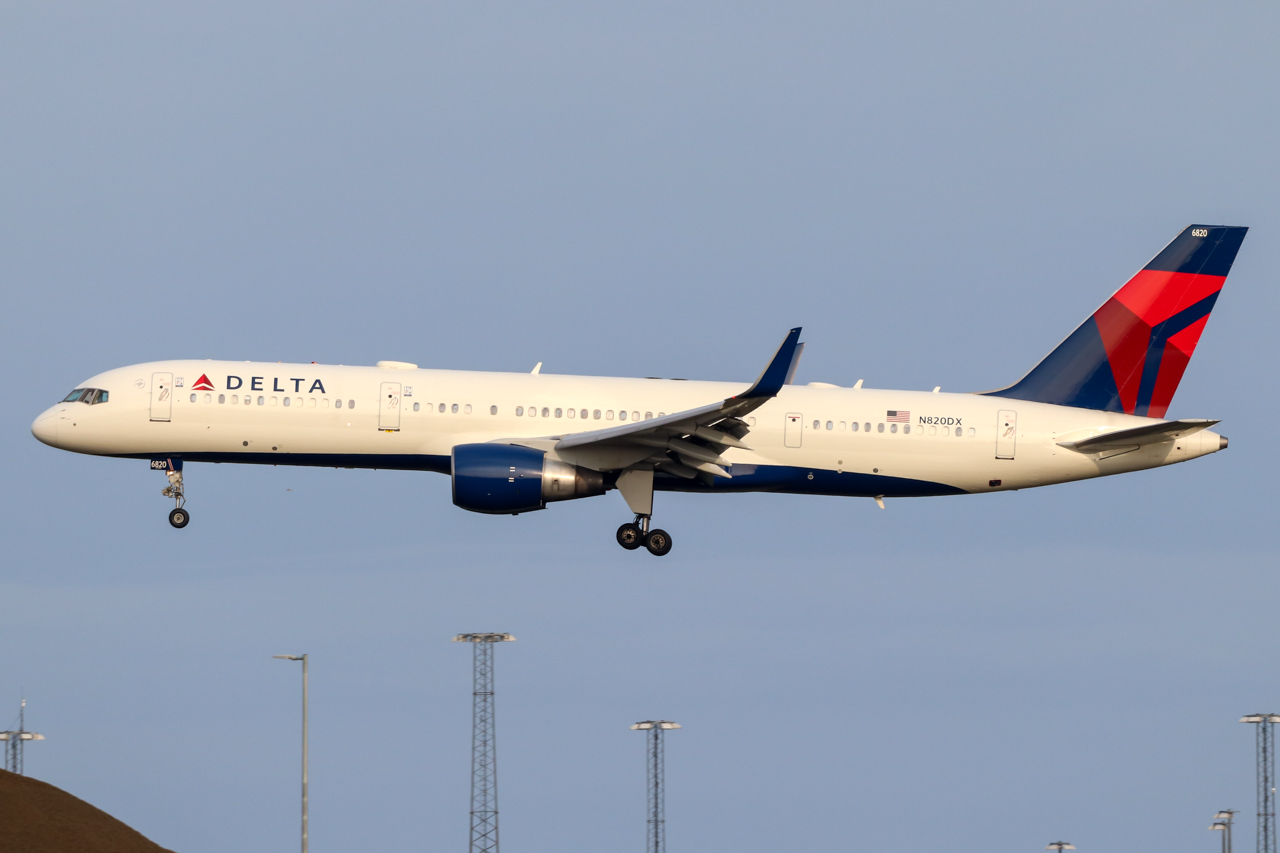 Full size: Delta Airlines Boeing 757-200 N820DX at Keflavik International Airport