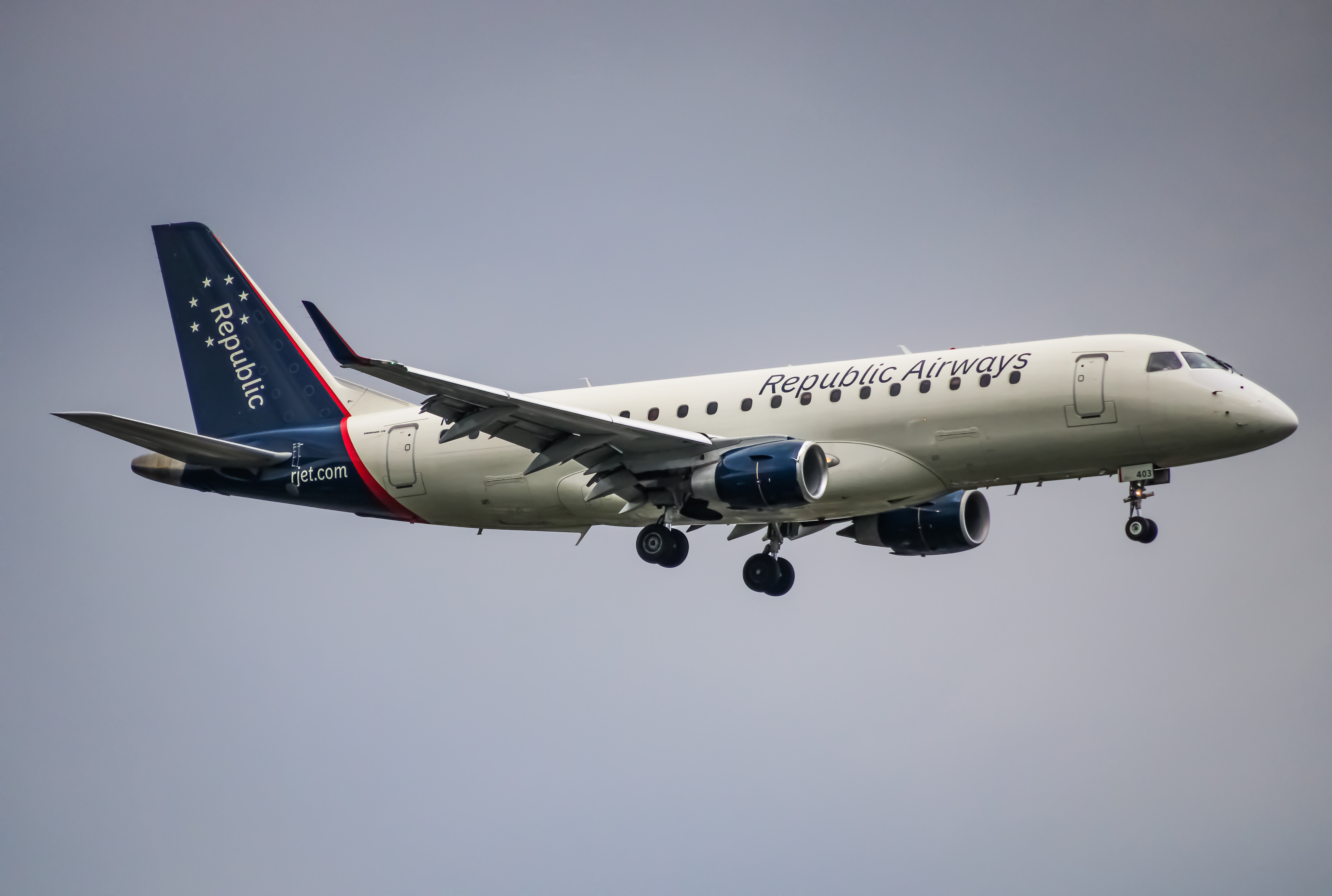 Full size: Republic Airways Embraer E170 N403YX at John F. Kennedy International Airport
