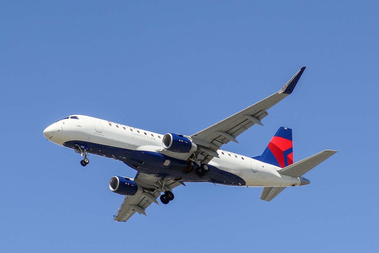 Full size: Delta Connection Embraer E175 N302SY at Vancouver International Airport