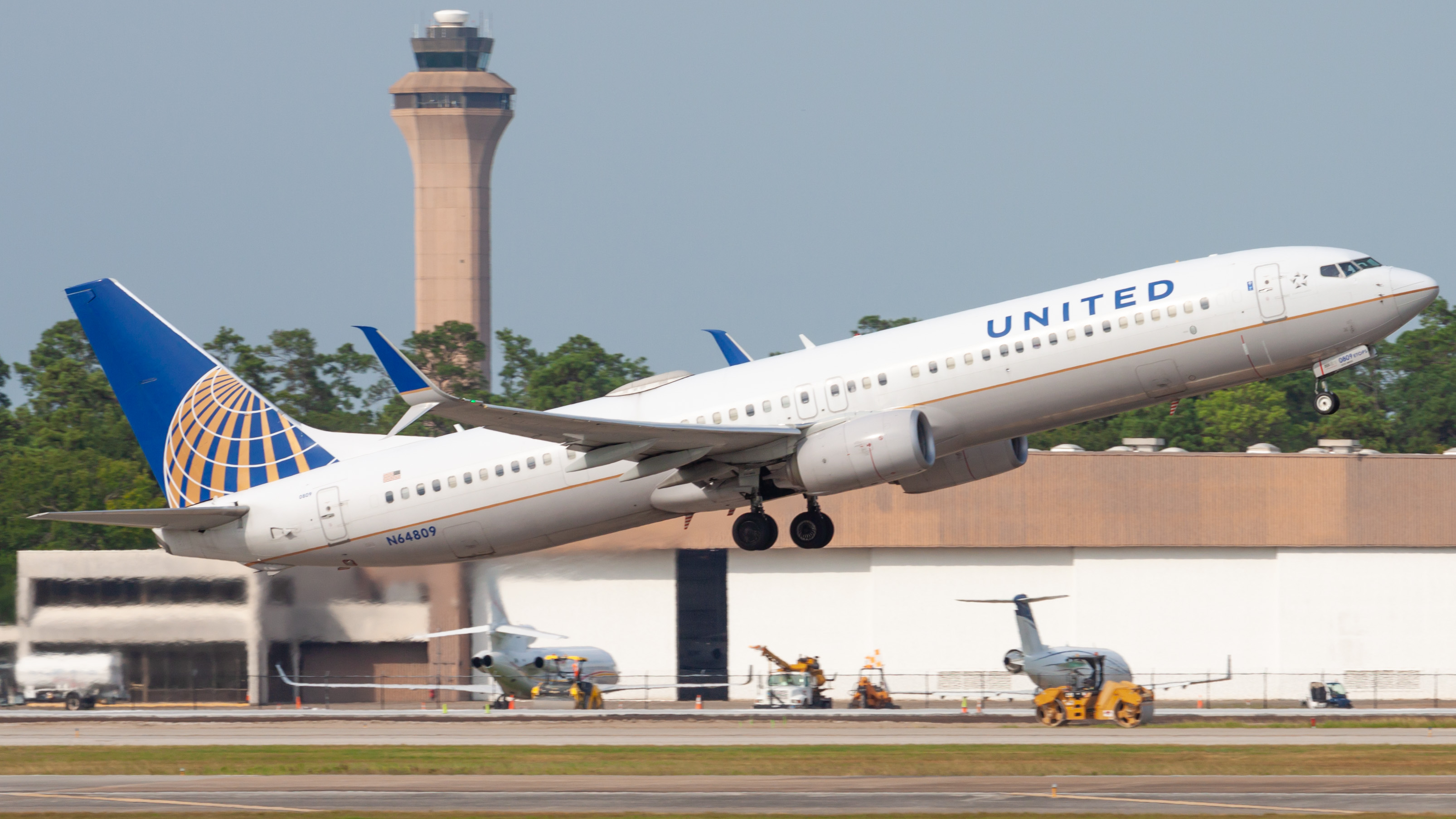 Full size: United Airlines Boeing 737-900ER N64809 at Houston-George Bush Intercontinental Airport