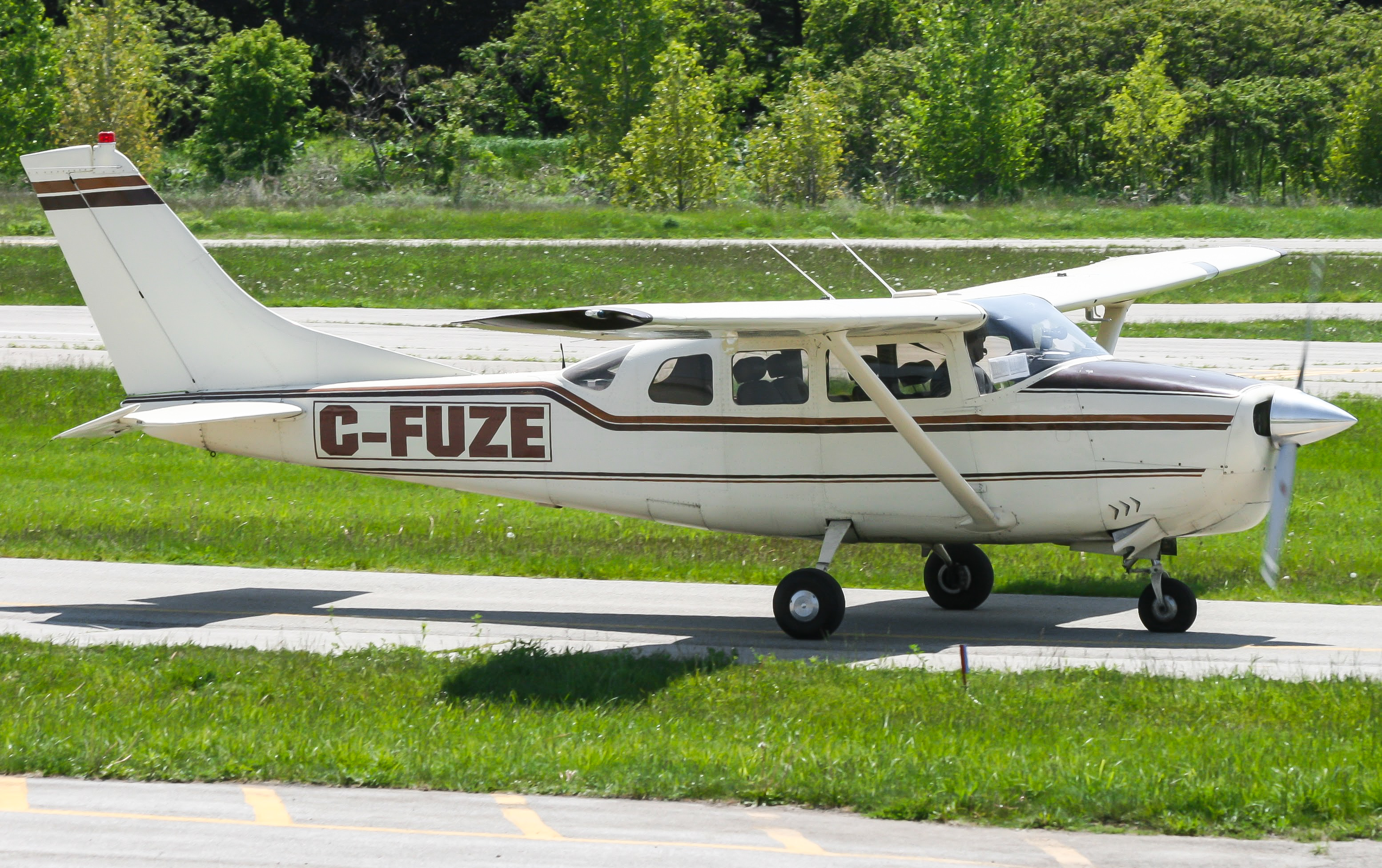 Full size: Private Cessna 210B Centurion  C-FUZE at 