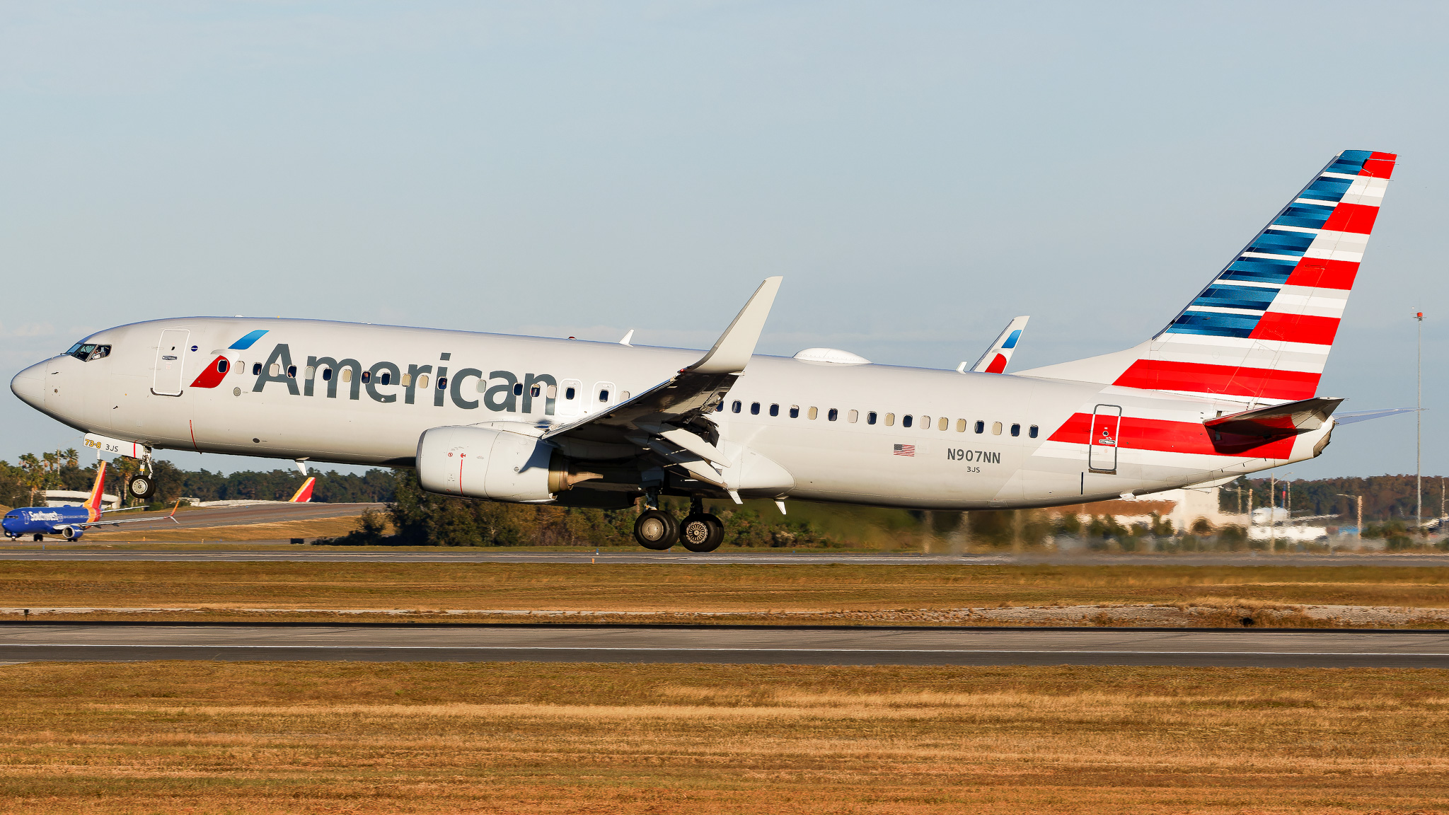 Full size: American Airlines Boeing 737-800 N907NN at Orlando International Airport