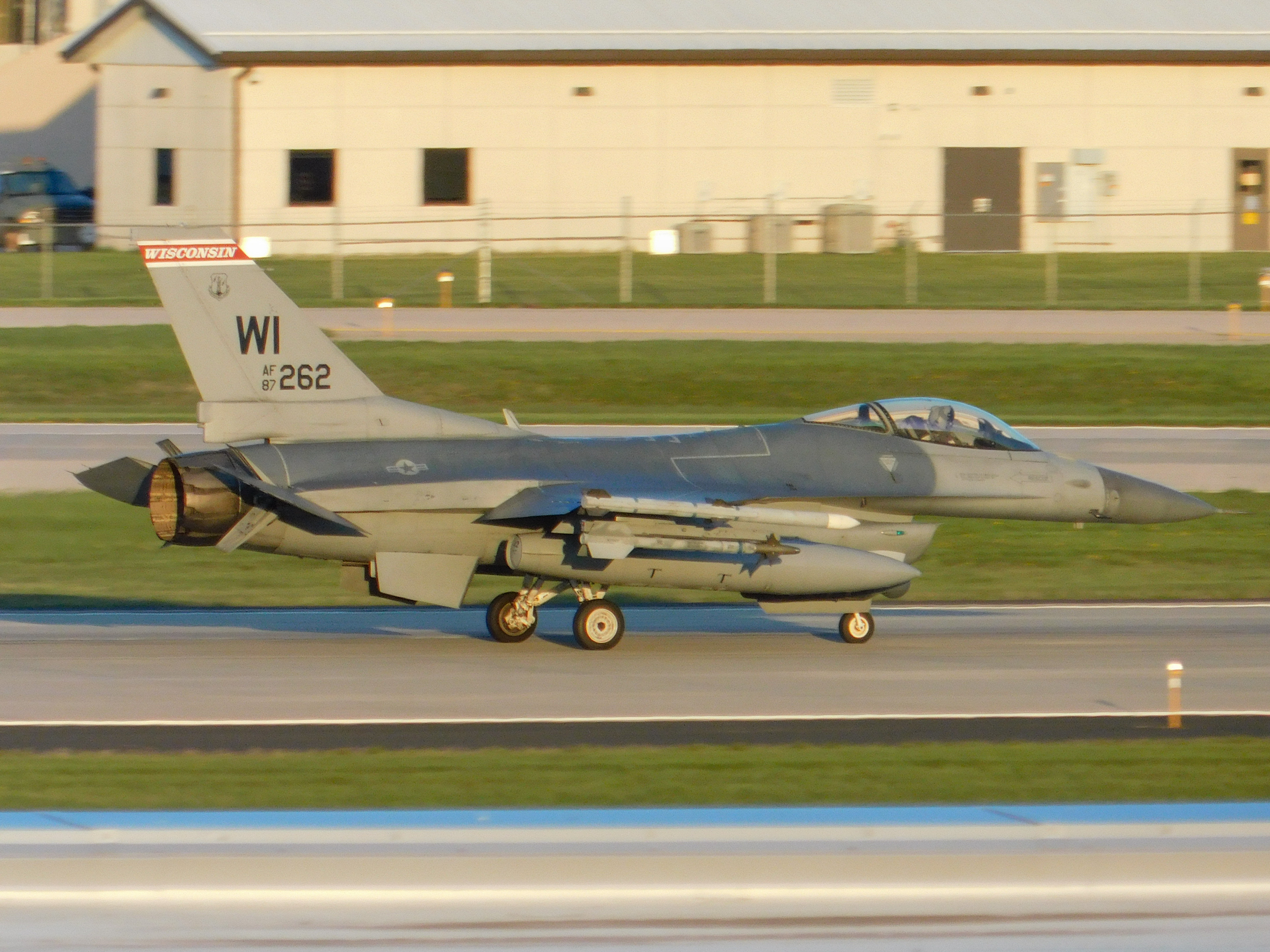 Full size: Air national guard  F16 87262 at Dane County Regional Airport-Truax Field