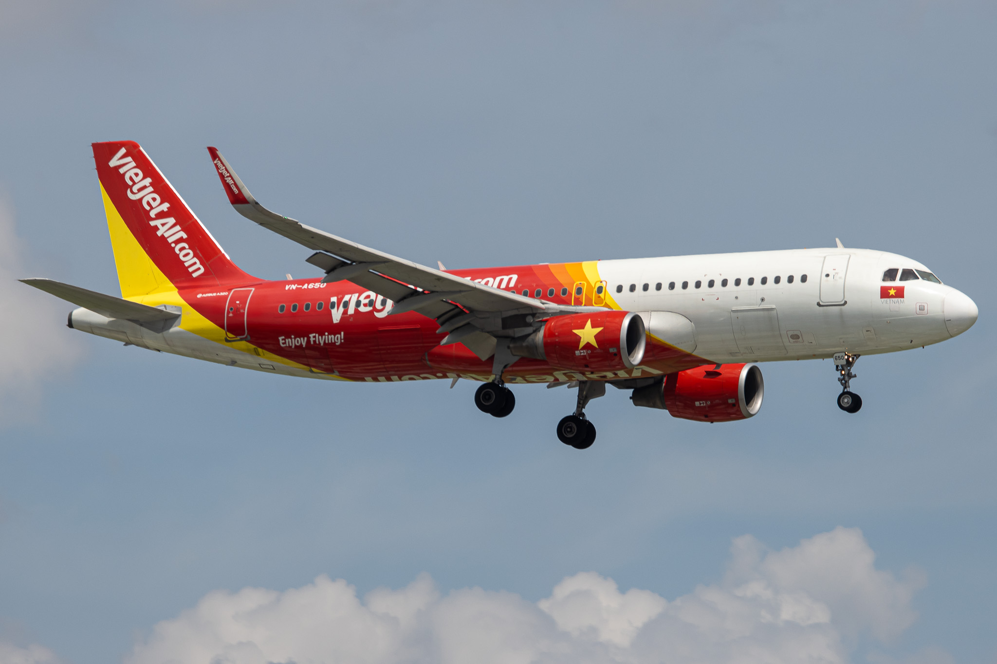 Full size: VietJet Air Airbus A320 VN-A650 at Tan Son Nhat International Airport