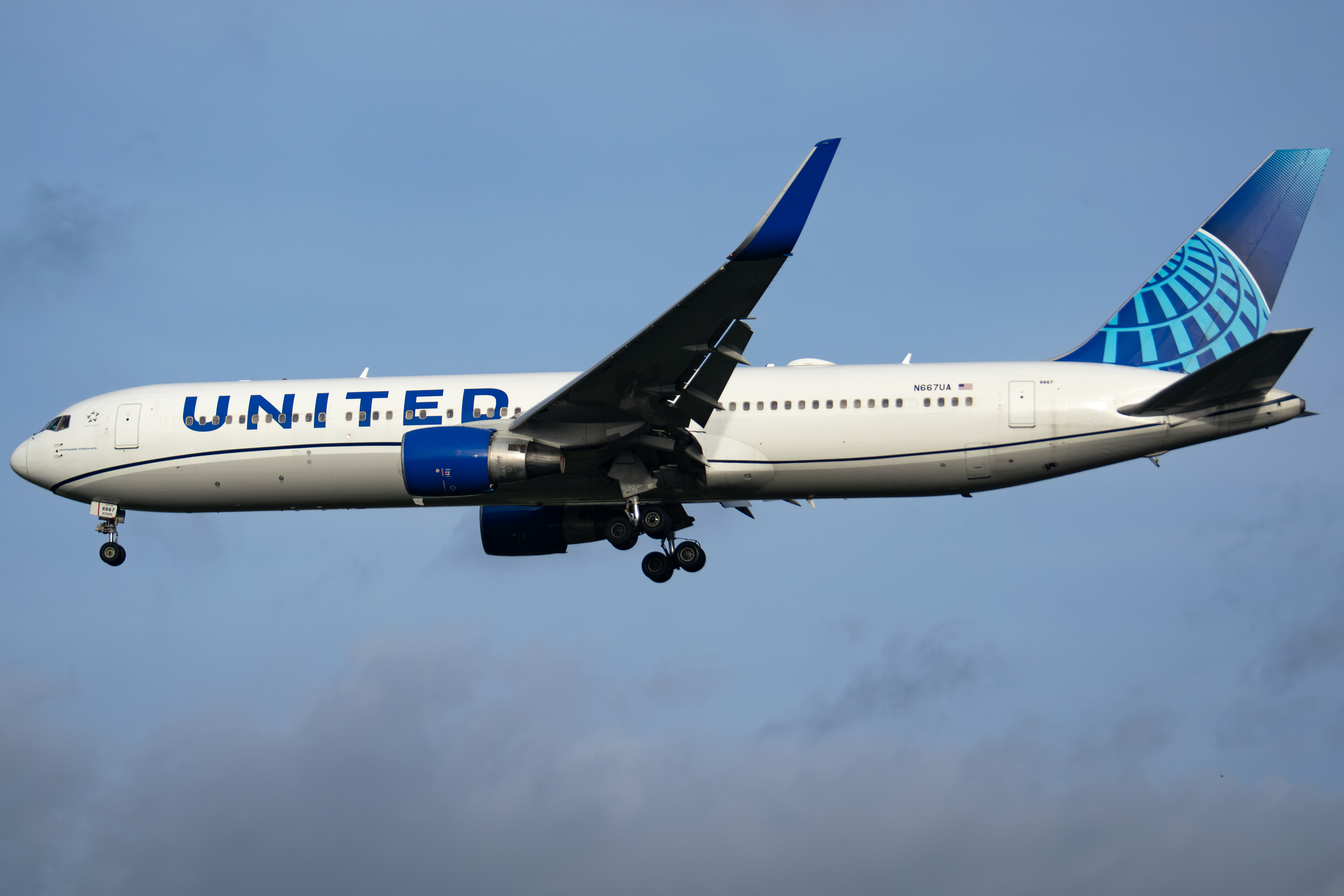 Full size: United Airlines Boeing 767-300ER N667UA at London Heathrow International Airport