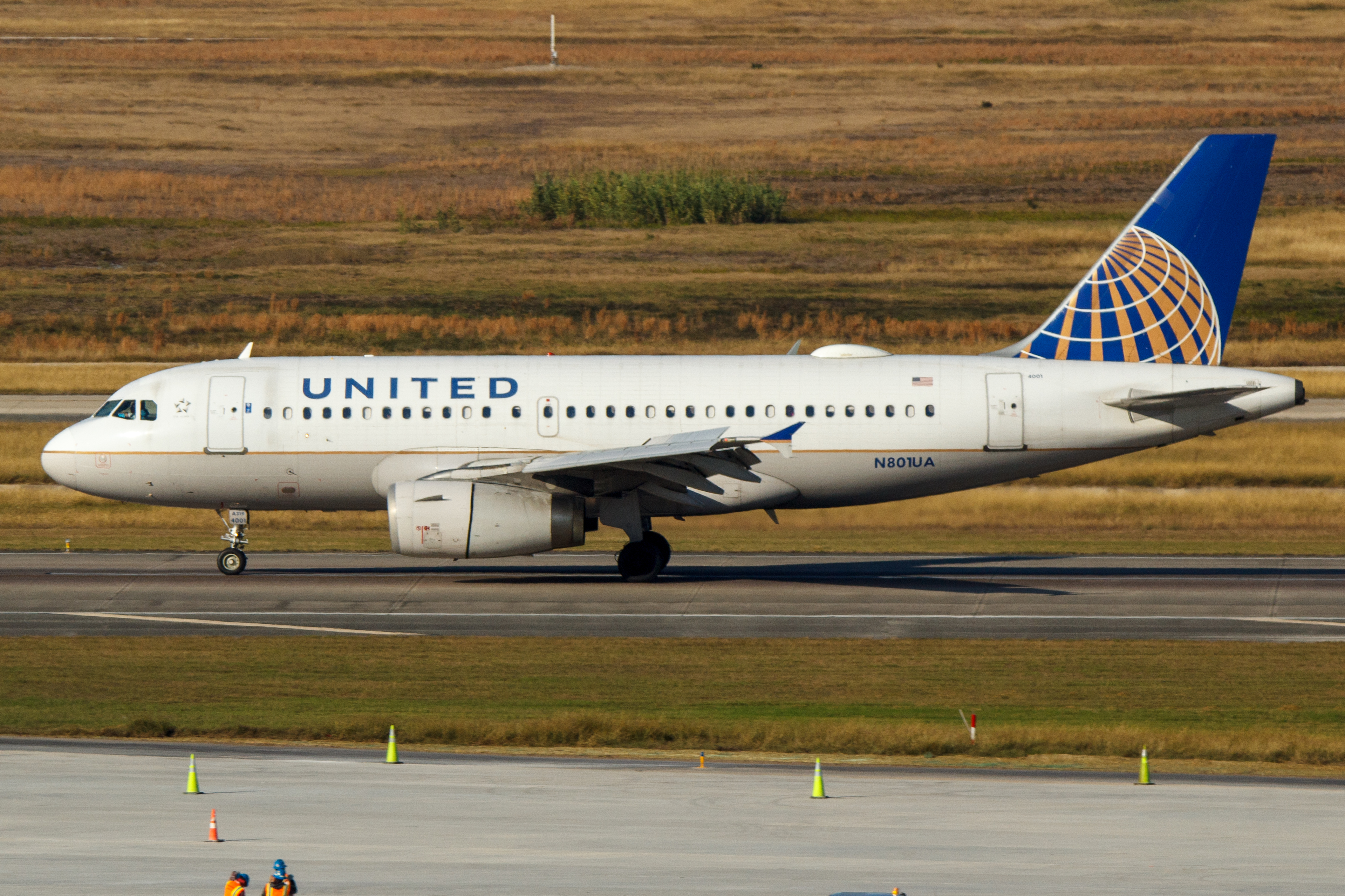 Full size: United Airlines Airbus A319 N801UA at Houston-George Bush Intercontinental Airport