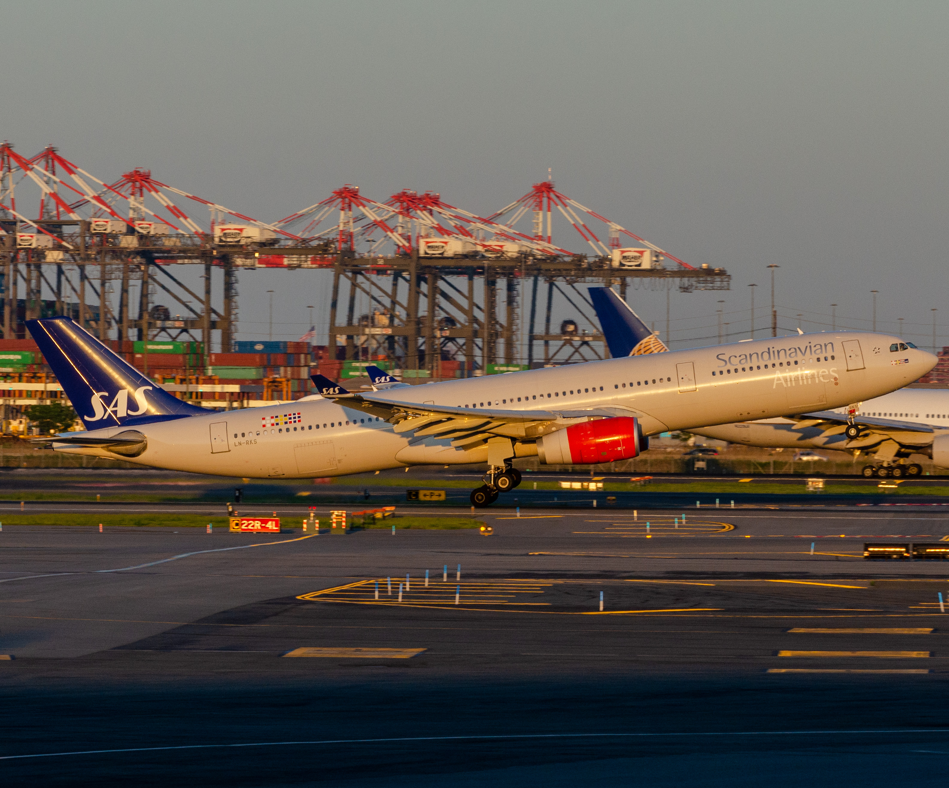 Full size: Scandinavian Airlines Airbus A330-300 LN-RKS at Newark Liberty International Airport