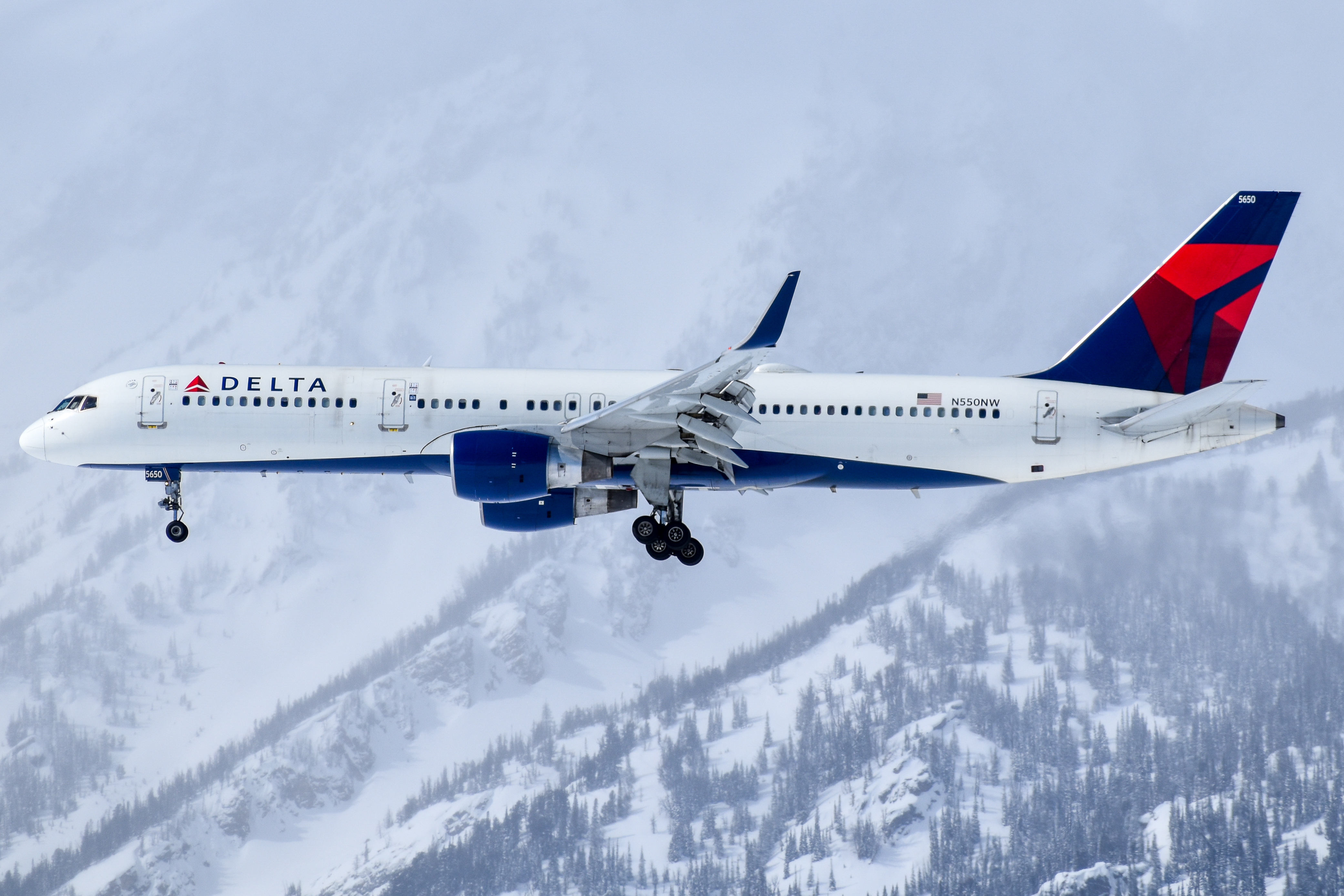 Full size: Delta Airlines Boeing 757-200 N550NW at Jackson Hole Airport