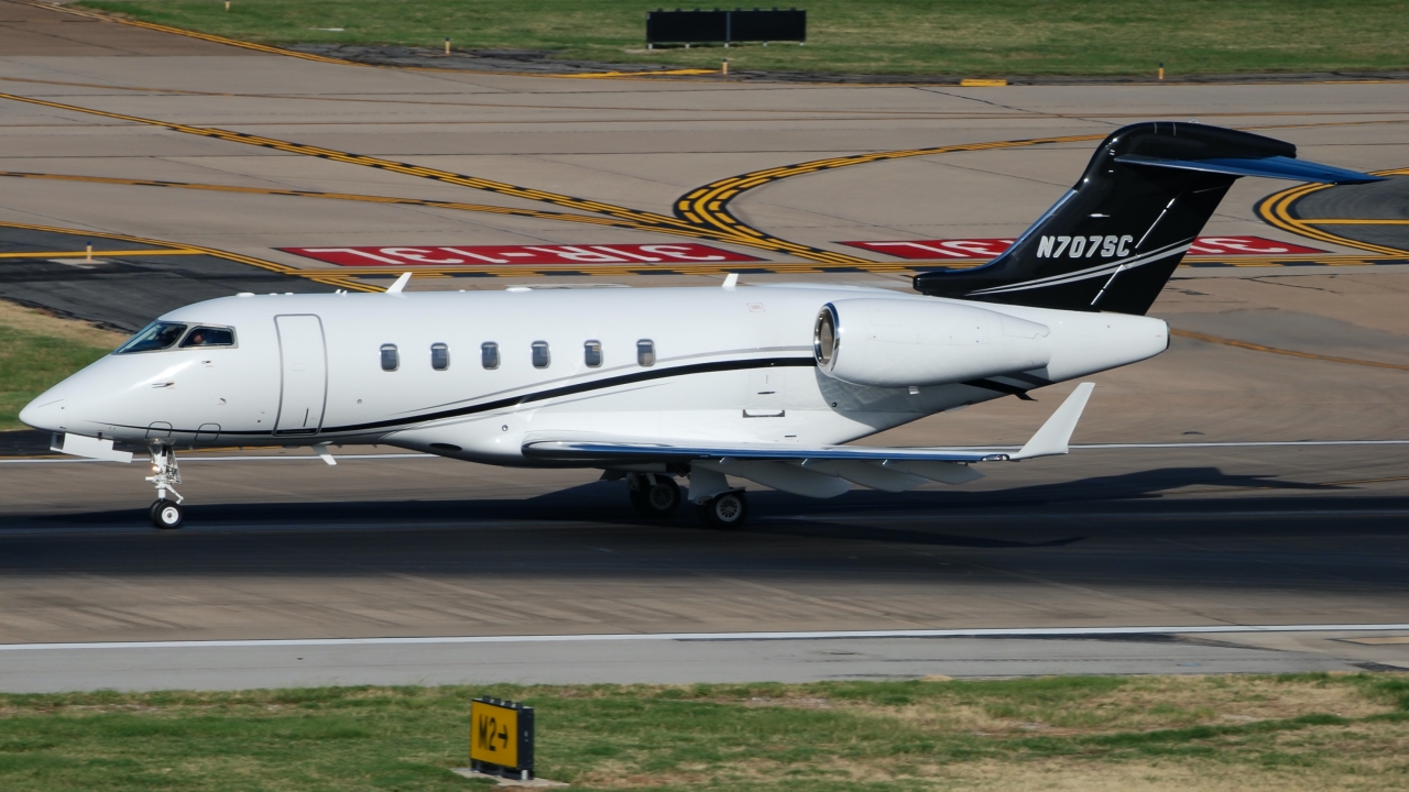 Full size: PRIVATE Bombardier Challenger 300 N707SC at Dallas Love Field Airport