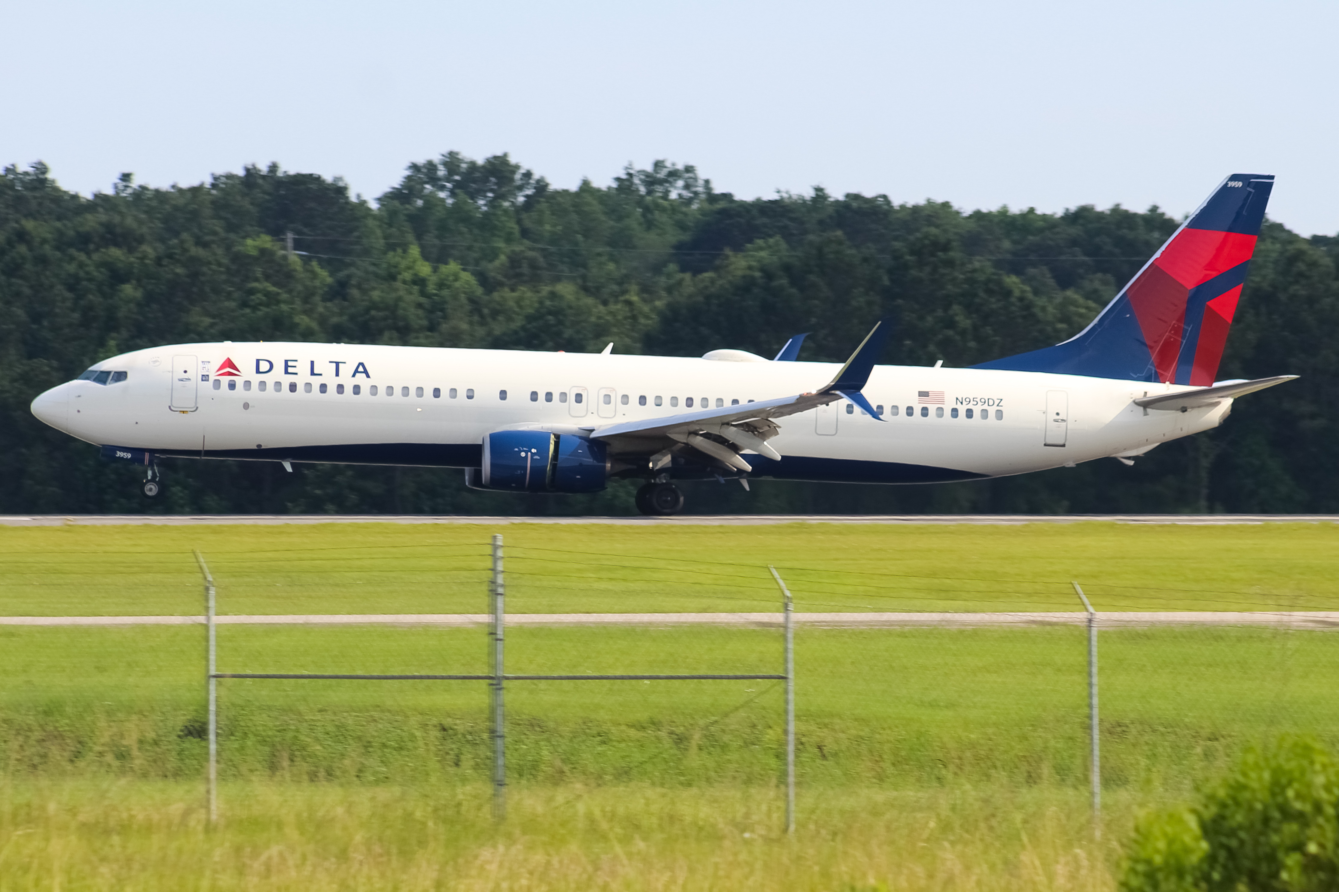 Full size: Delta Airlines Boeing 737-900ER N959DZ at Savannah/Hilton Head International Airport