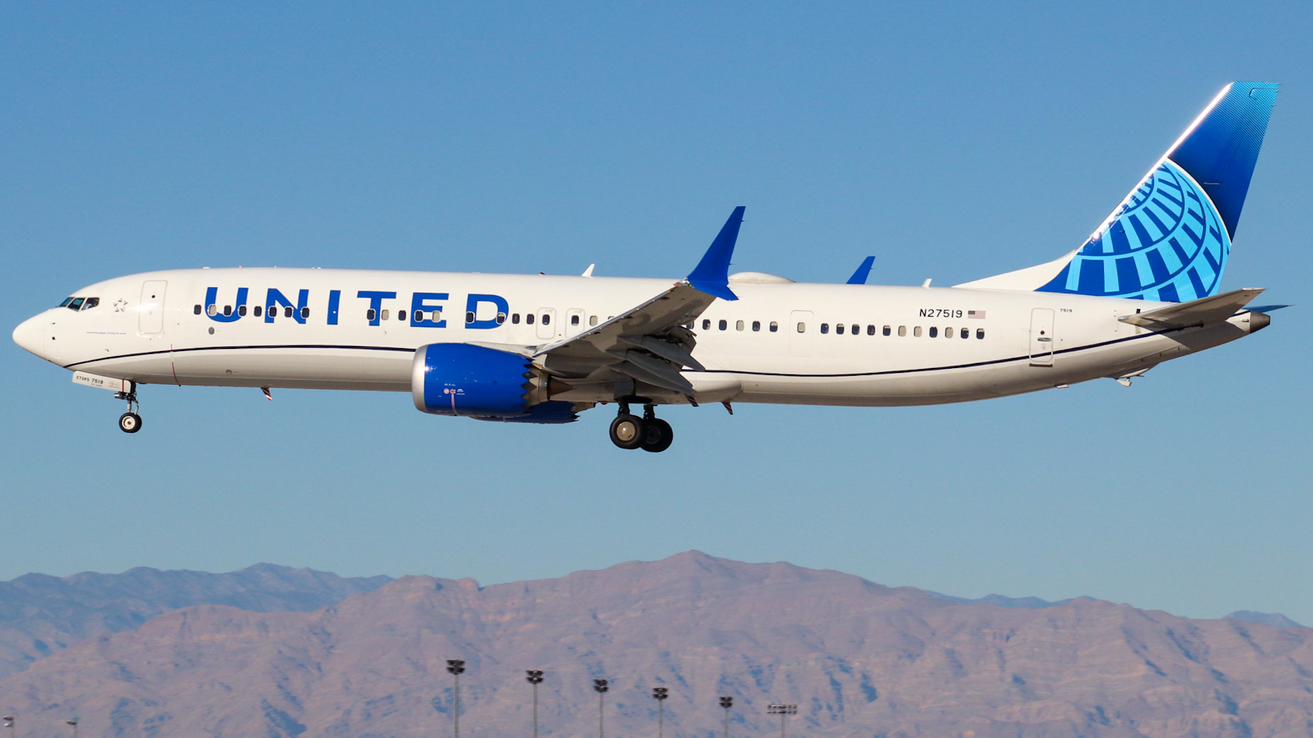 Full size: United Airlines Boeing 737 MAX 9 N27519 at Harry Reid International Airport