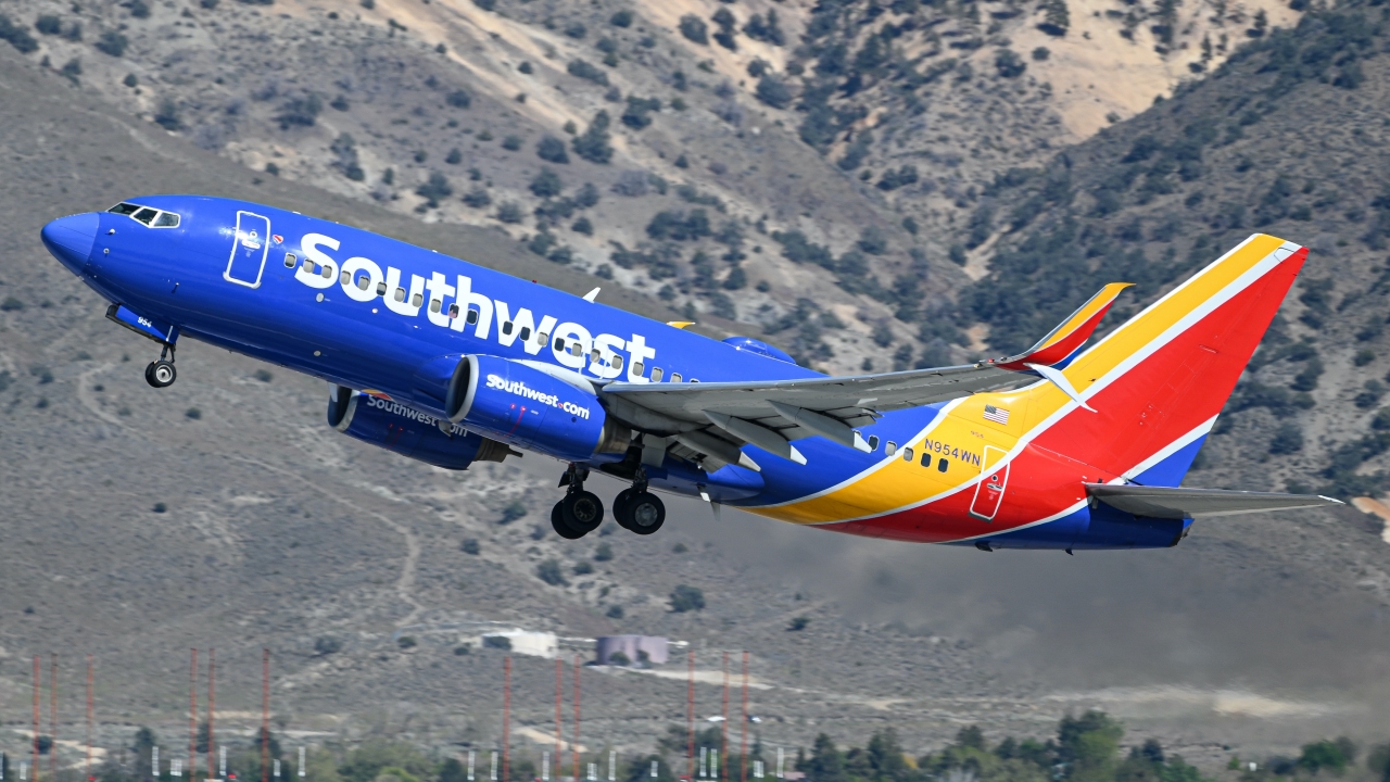 Full size: Southwest Airlines Boeing 737-700 N954WN at Reno/Tahoe International Airport