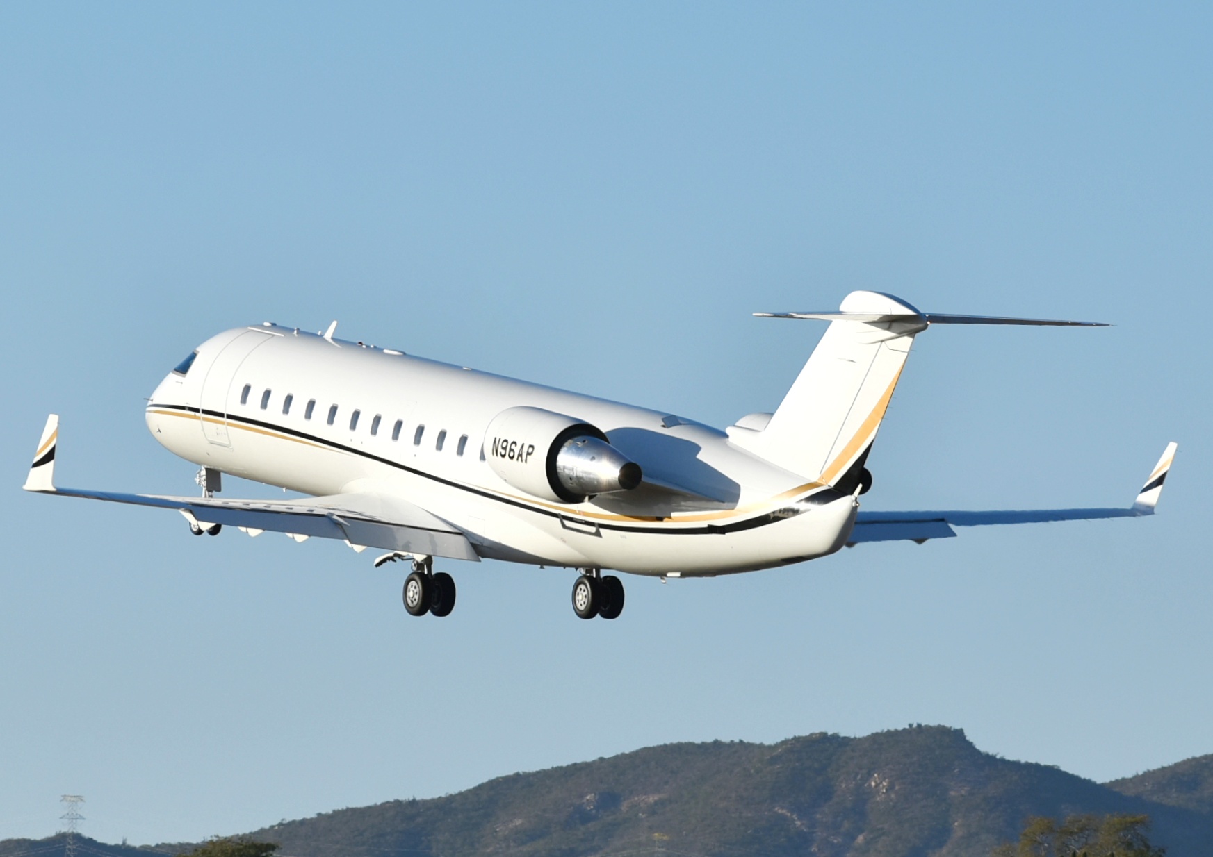 Full size: PRIVATE Mitsubishi CRJ-200 N96AP at Aeropuerto de Cabo San Lucas Internacional