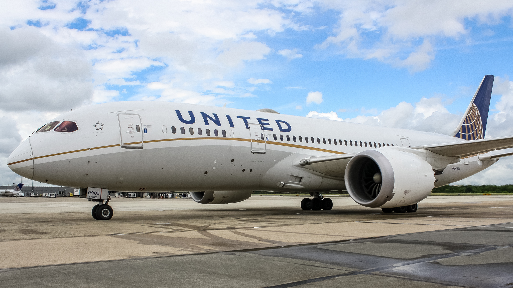 Full size: United Airlines Boeing 787-8 N45905 at Washington Dulles International Airport
