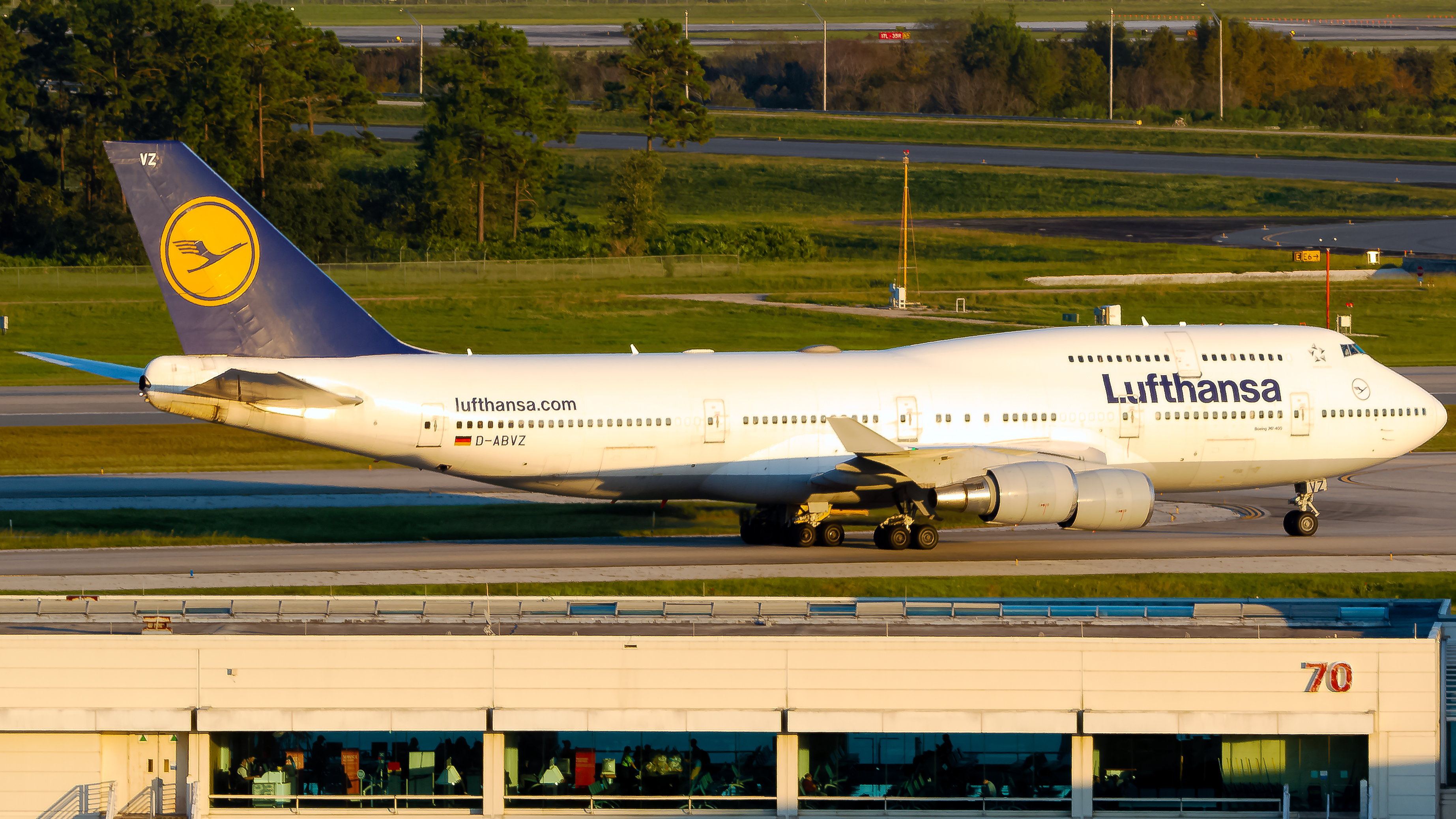 Full size: Lufthansa Boeing 747-400 D-ABVZ at Orlando International Airport