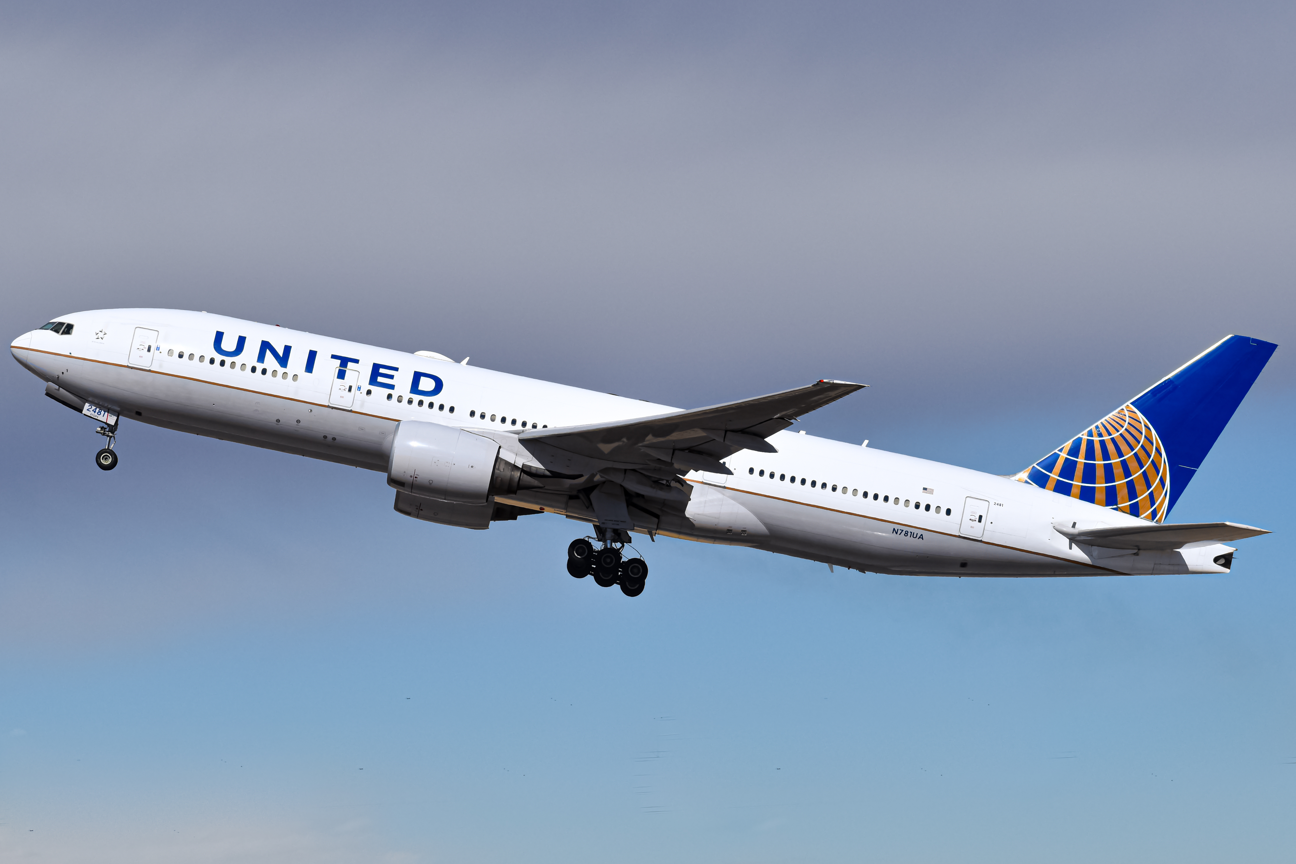 Full size: United Airlines Boeing 777-200ER N781UA at Denver International Airport