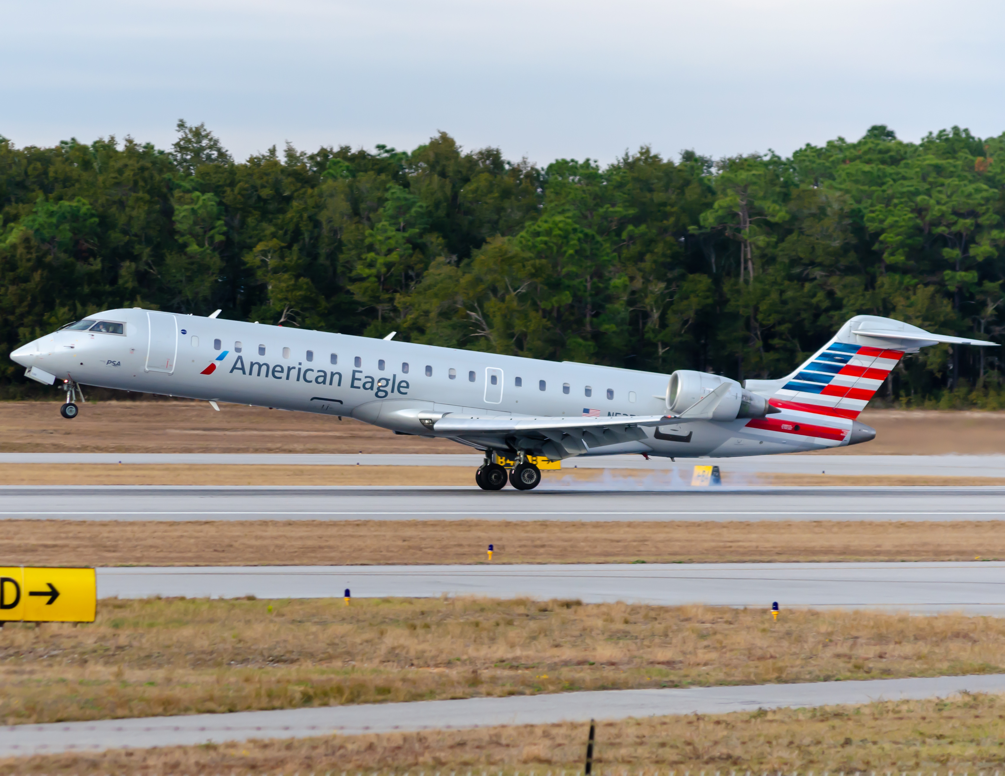 Full size: American Eagle Mitsubishi CRJ-700 N553EA at Pensacola International Airport